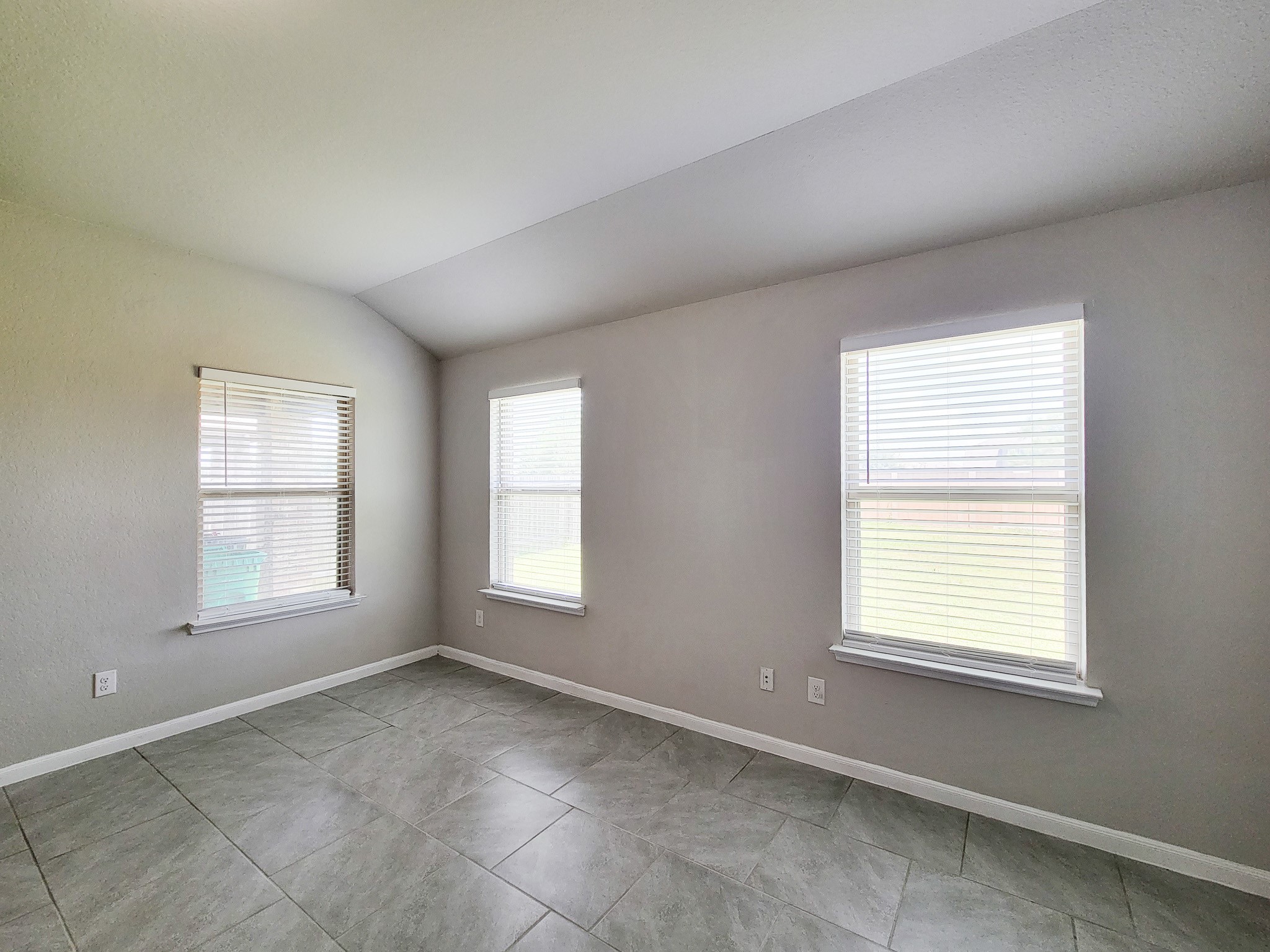 29614 Breakwater Drive Property Photo 9