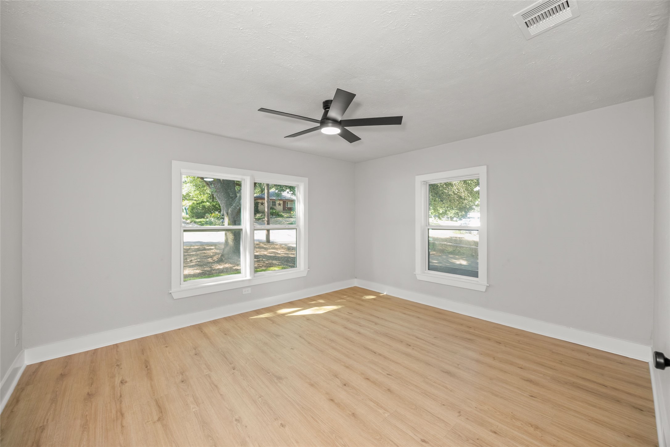 805 E Tom Green Street Property Photo 16
