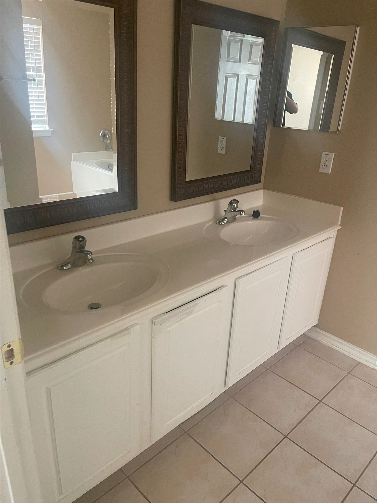 5815 Vinemont Lane Property Photo 5