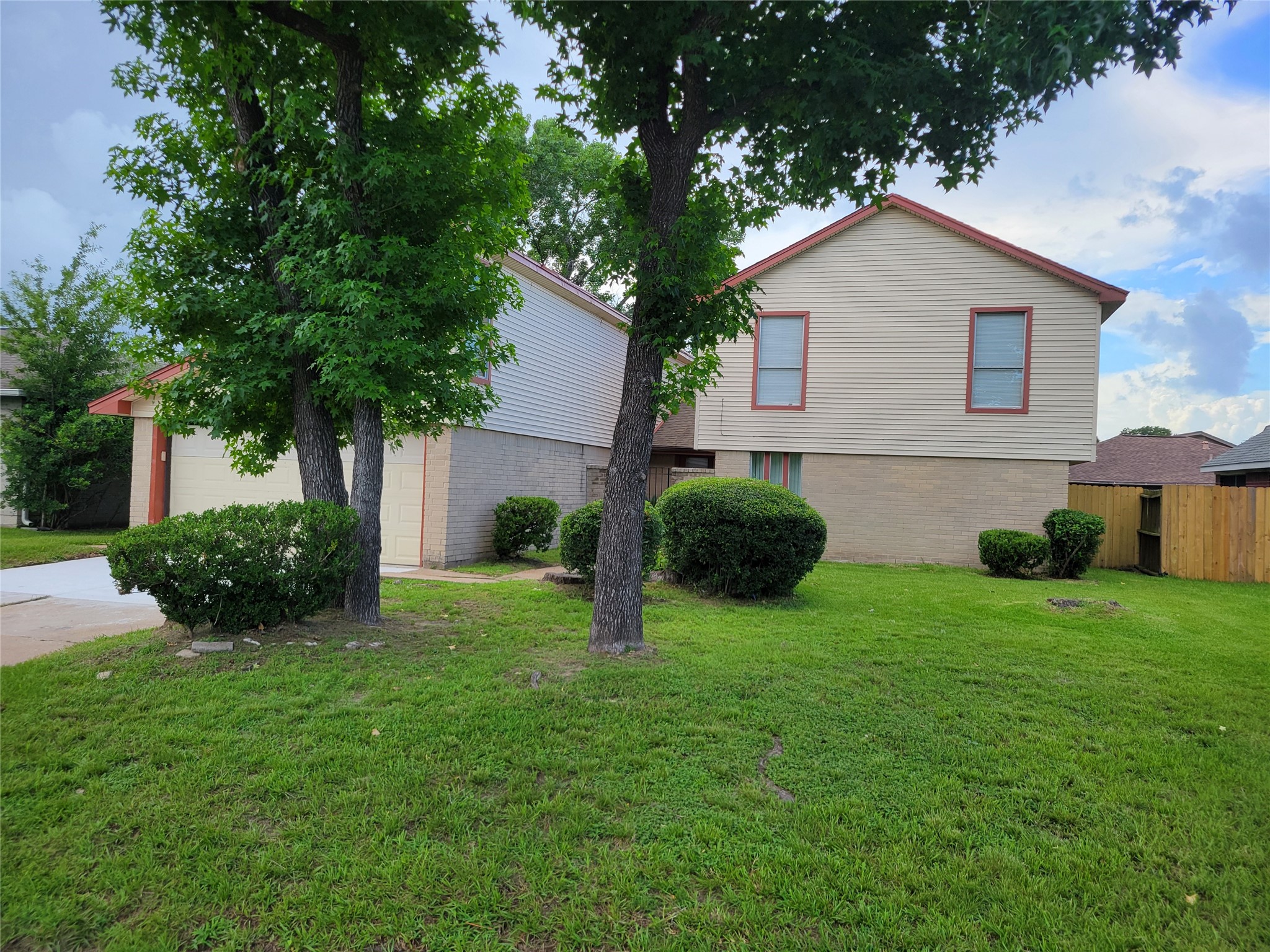 12811 Stillington Drive Property Photo 3