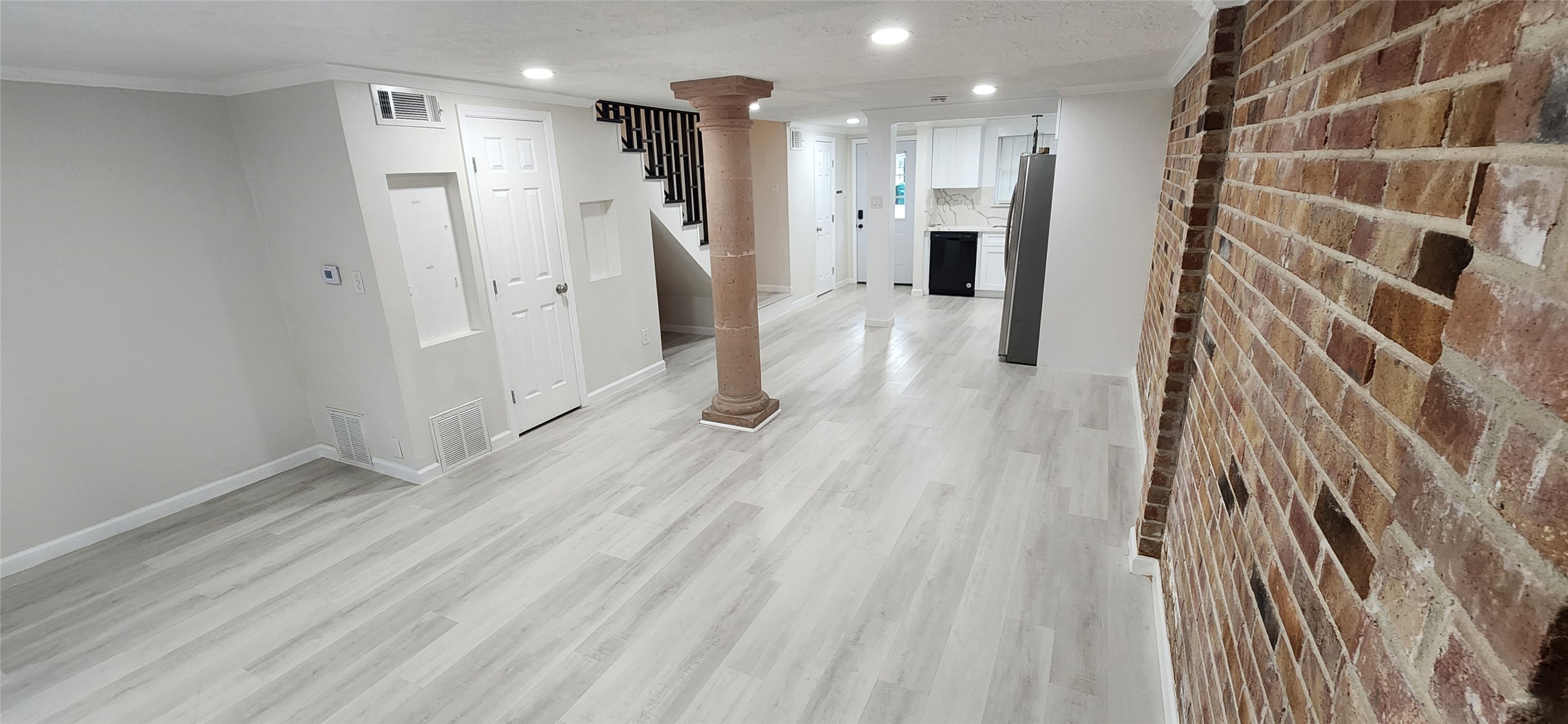12 Hyde Park Blvd 7 Property Photo 5