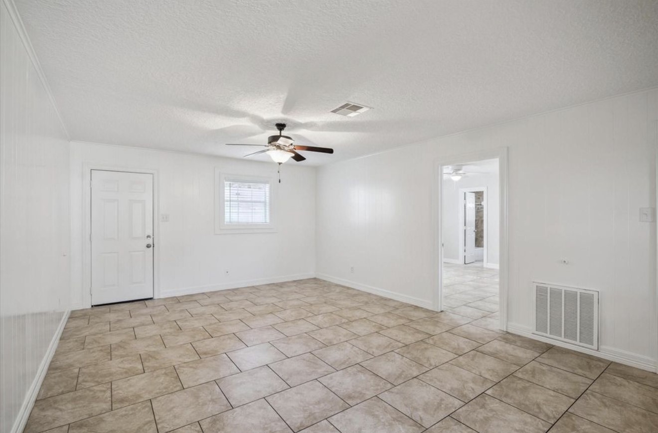 23103 Berry Pine Drive Property Photo 4