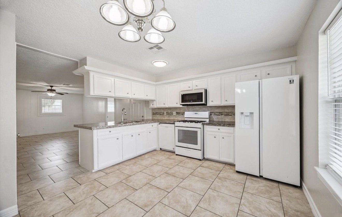 23103 Berry Pine Drive Property Photo 6