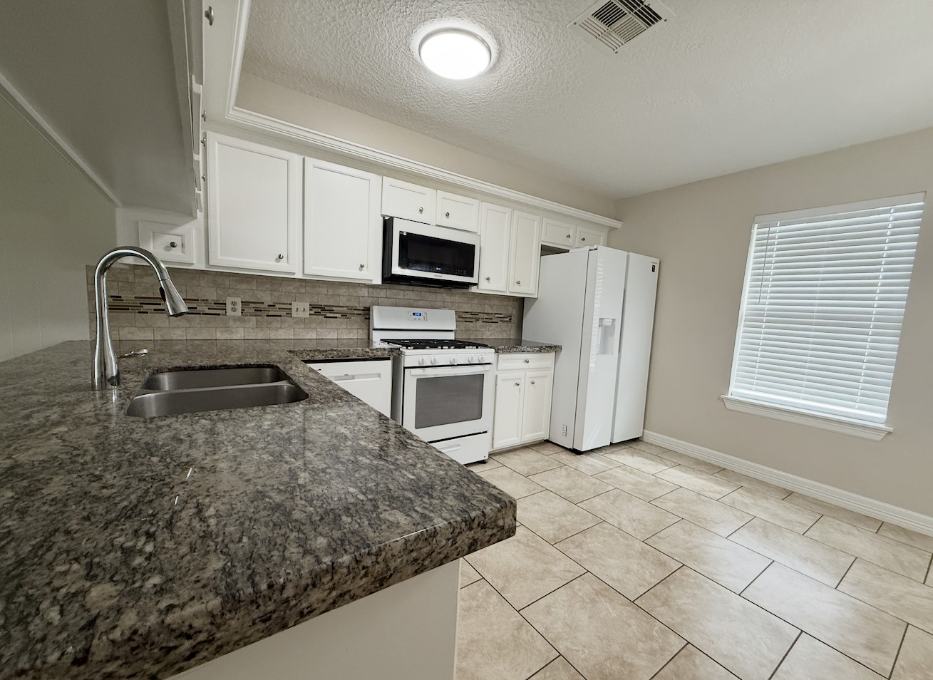 23103 Berry Pine Drive Property Photo 8
