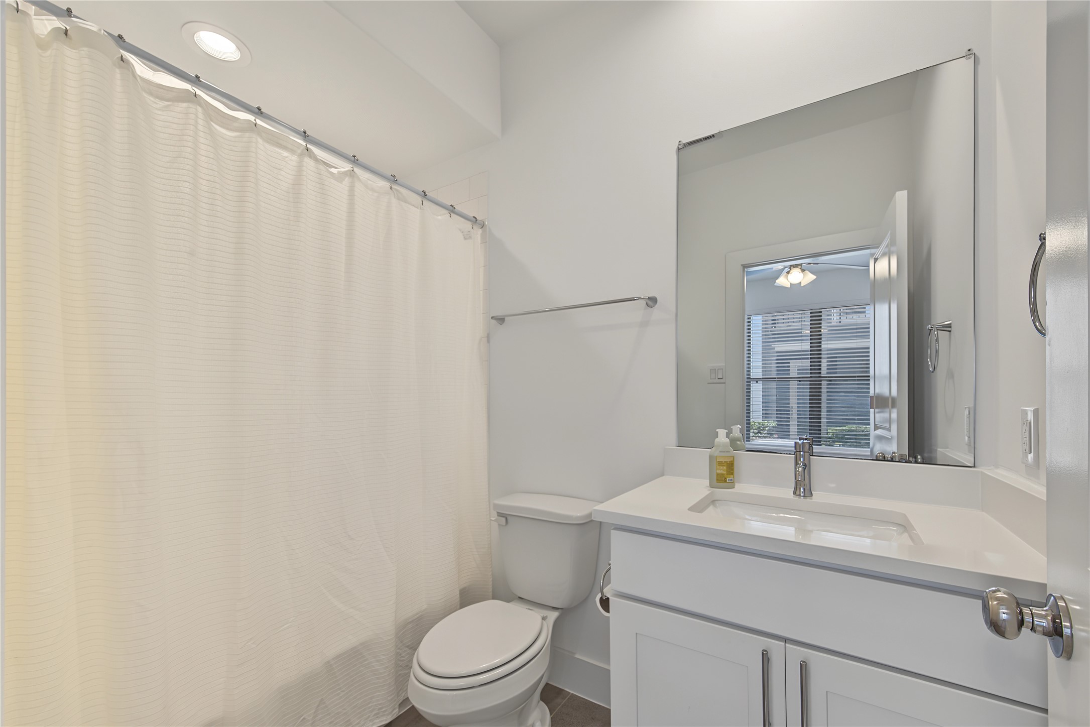 2208 Mcgowen Street Property Photo 5