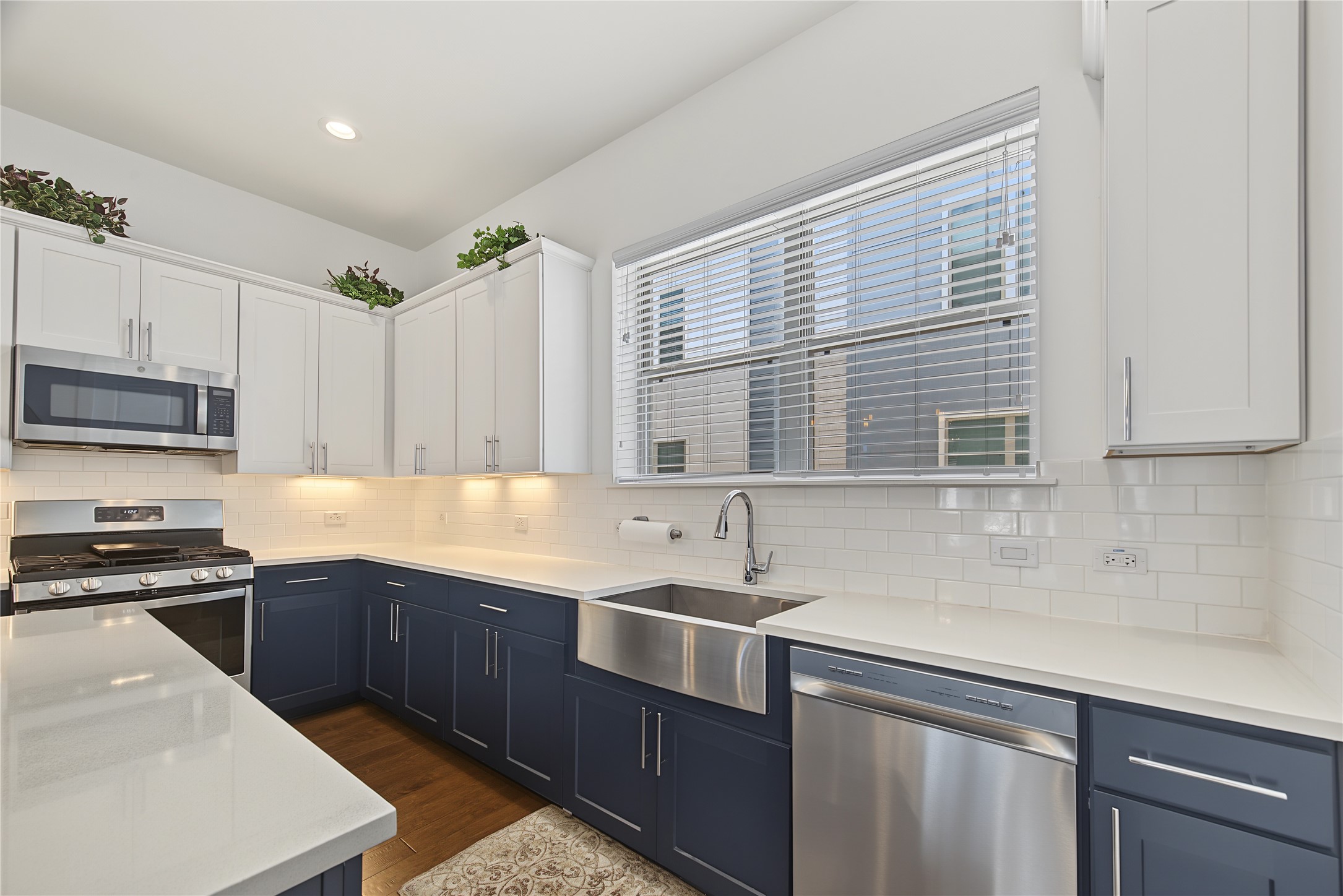 2208 Mcgowen Street Property Photo 9