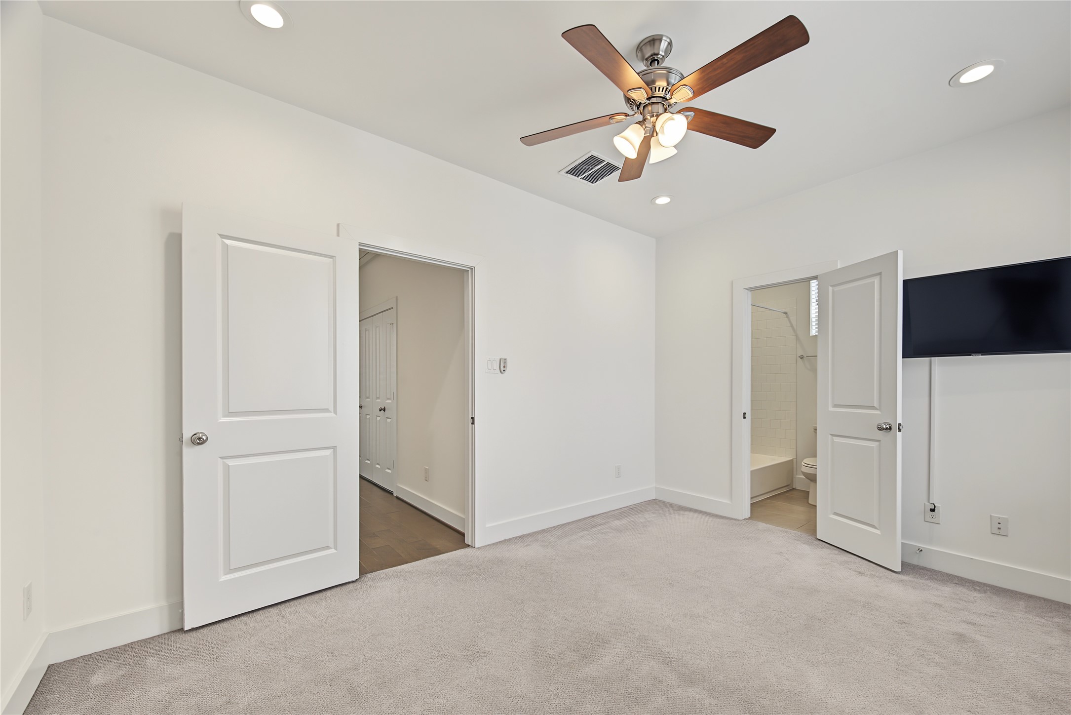 2208 Mcgowen Street Property Photo 19