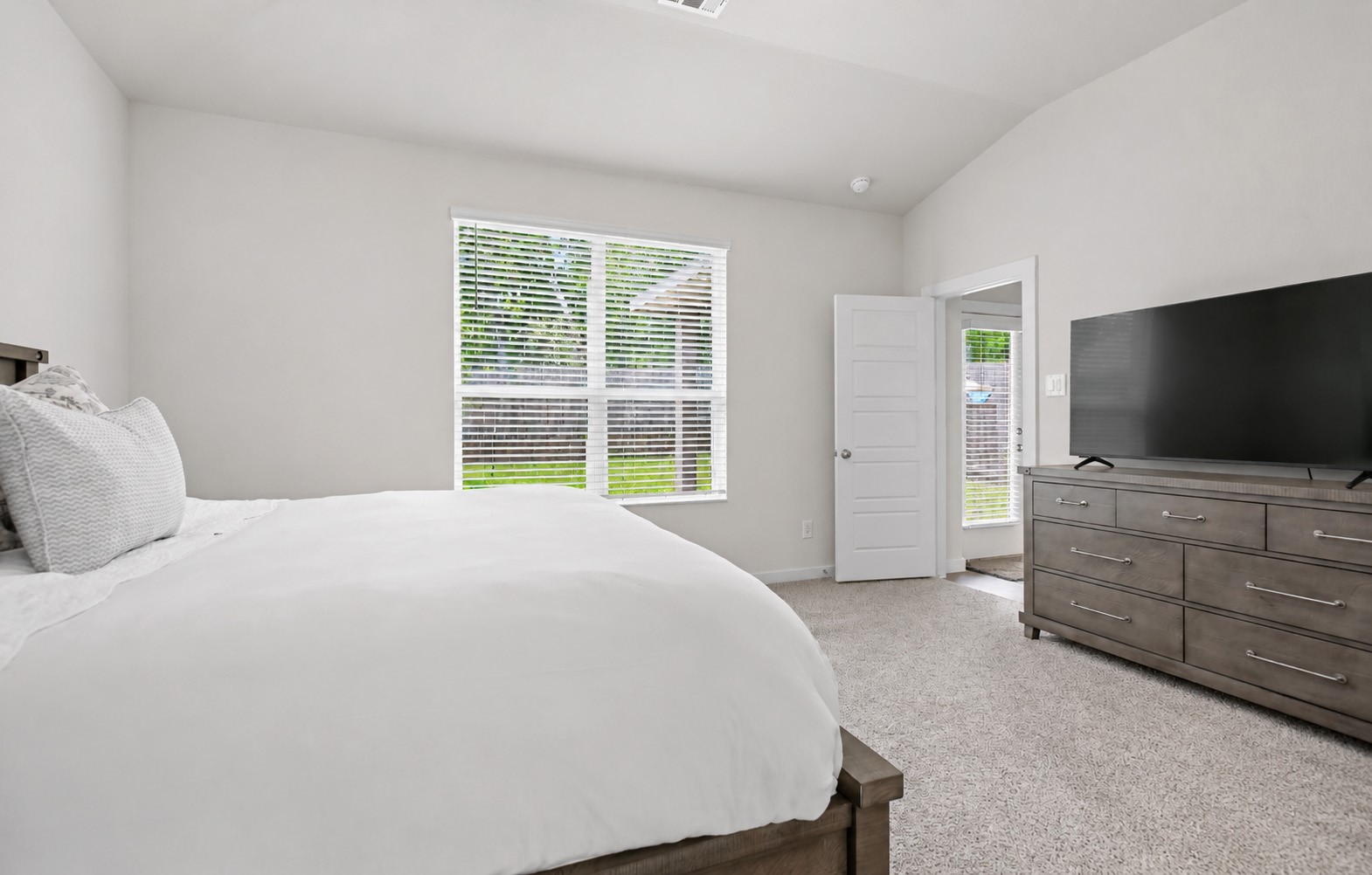 18099 Martin Pines Drive Property Photo 10