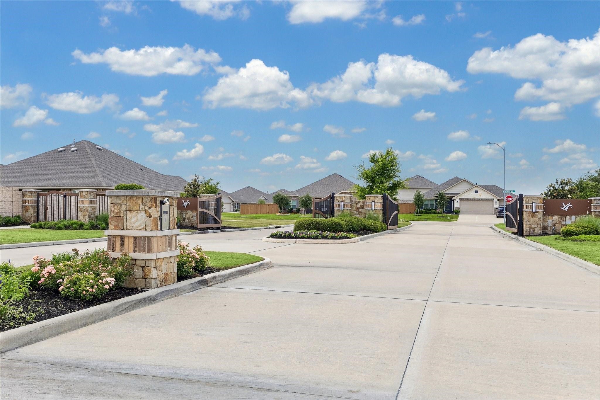 10238 Whitney Reach Drive Property Photo 3