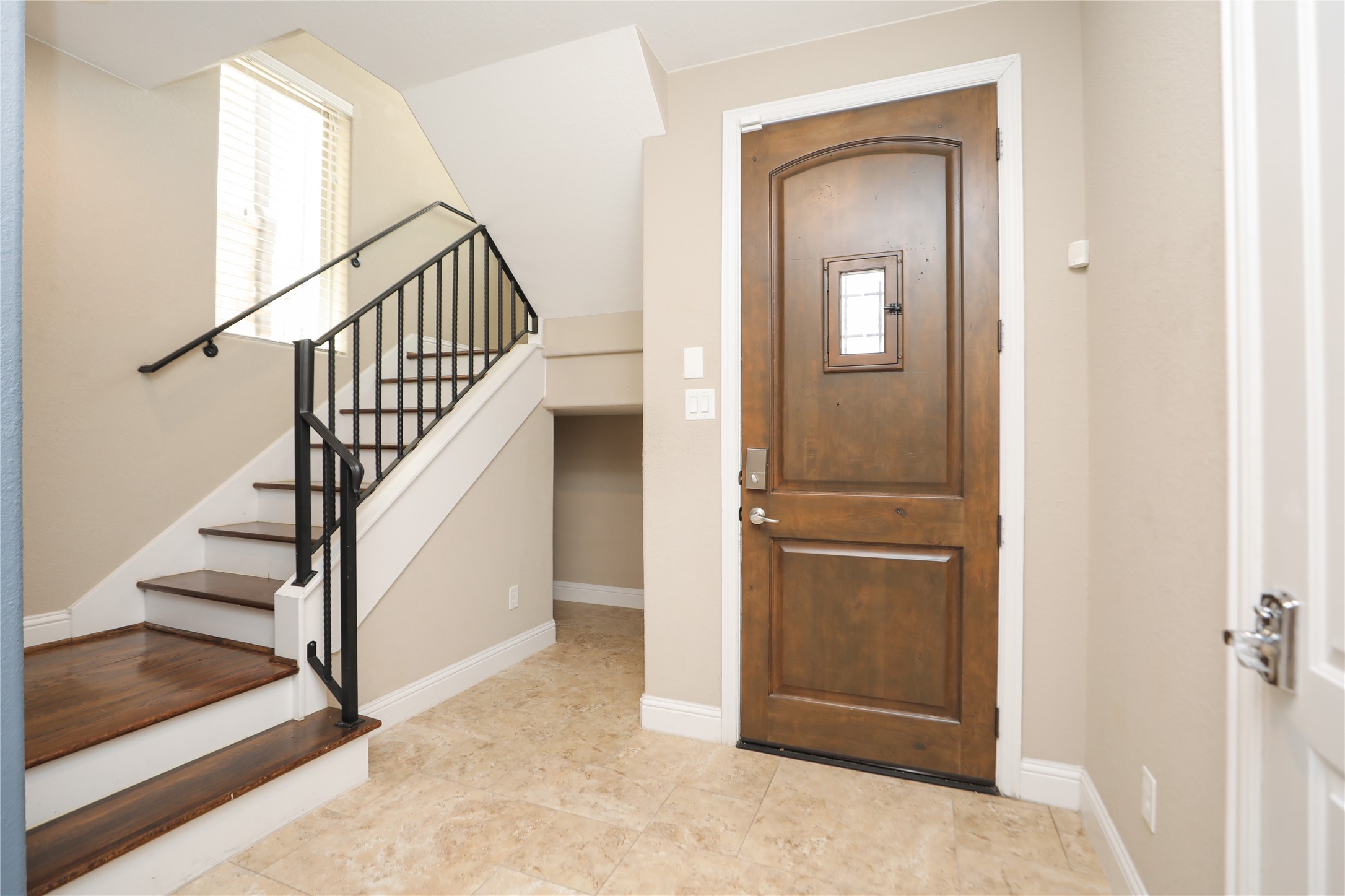 1610 Knox Street B Property Photo 4