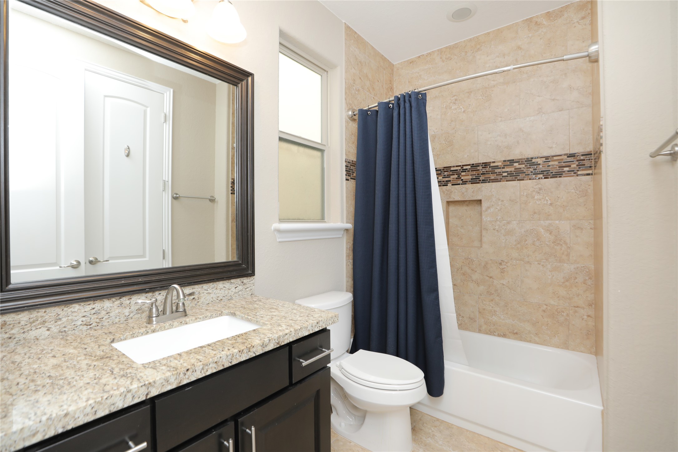 1610 Knox Street B Property Photo 8