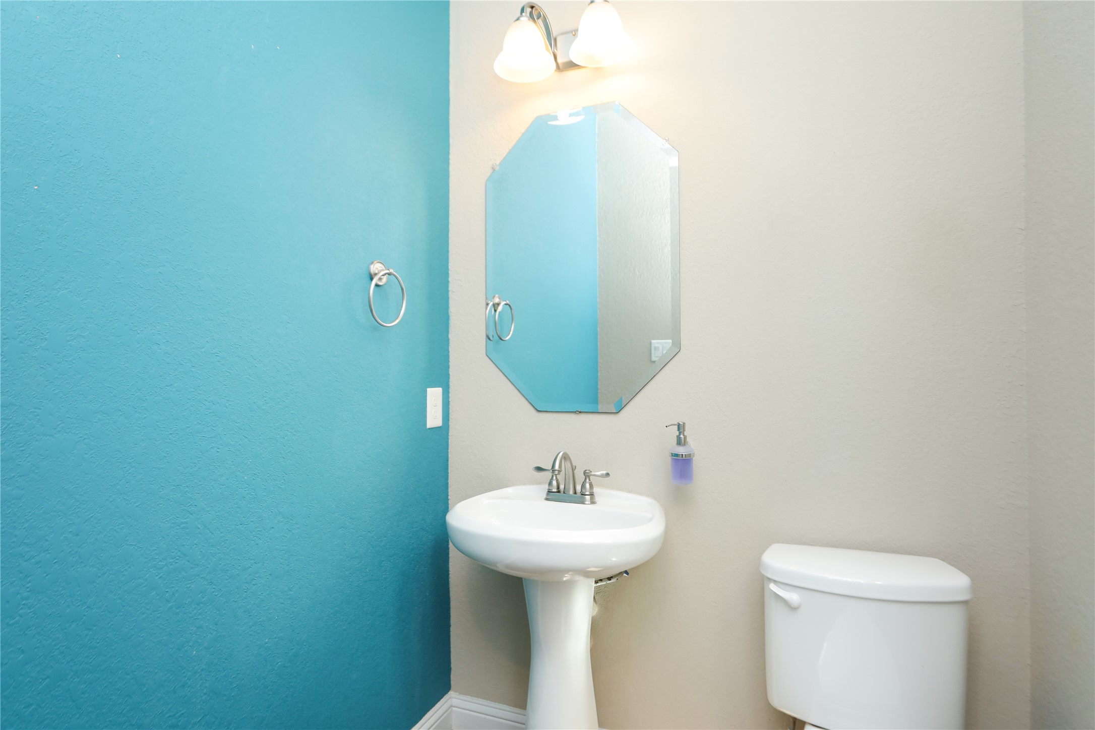 1610 Knox Street B Property Photo 32