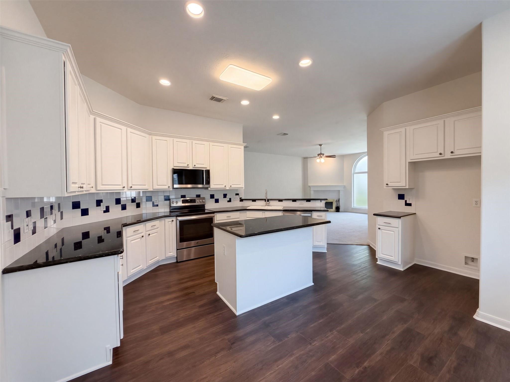 20402 Willow Trace Drive Property Photo 2