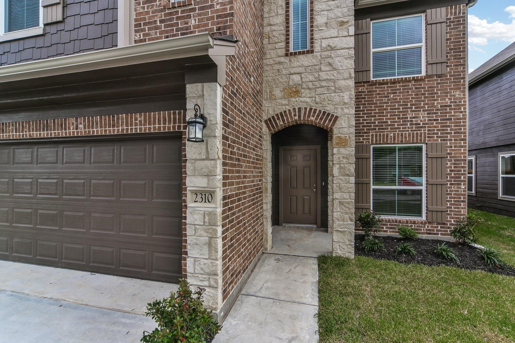 2310 Garden Square Path Property Photo 2
