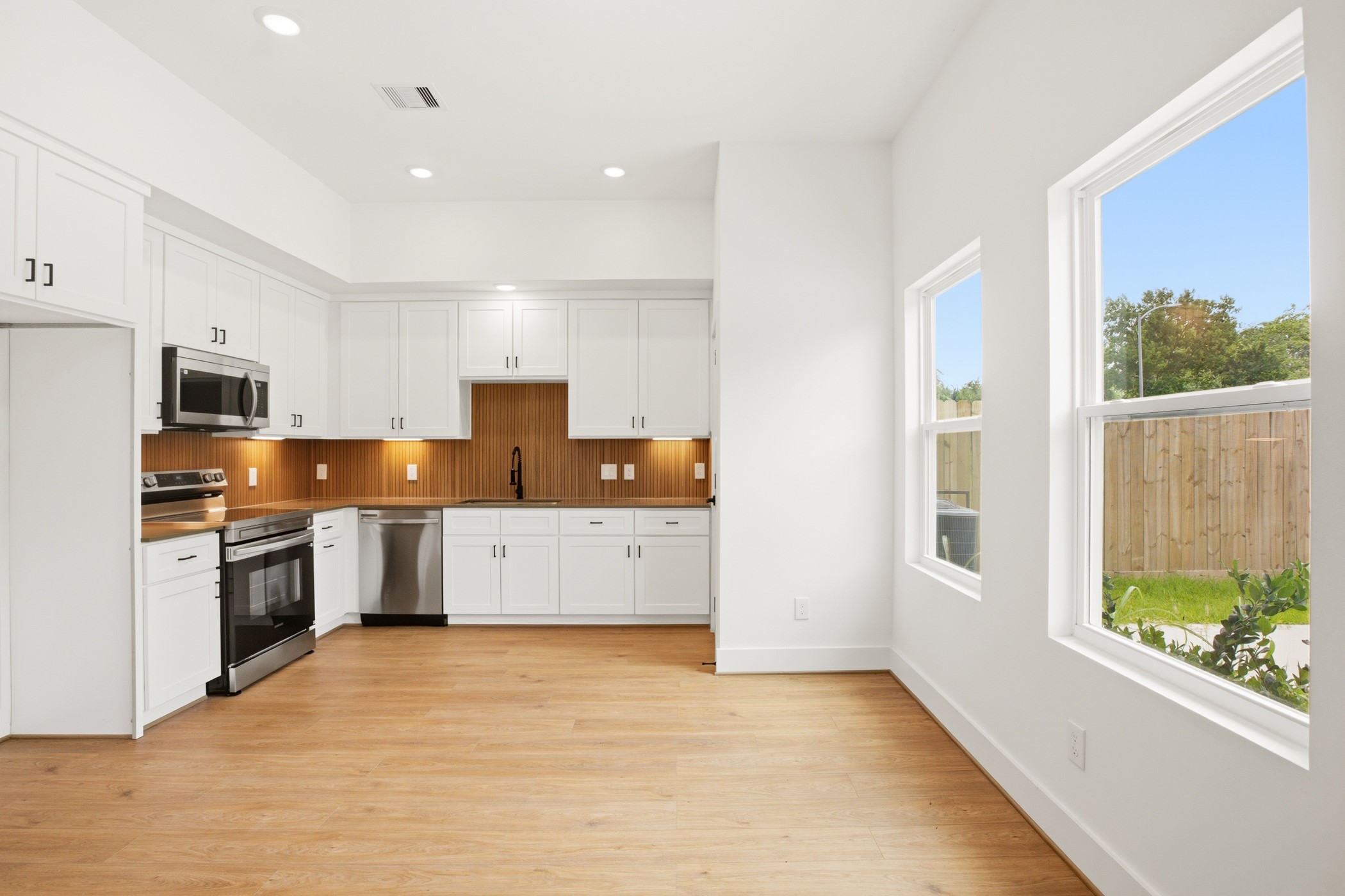 7841 Sunnyhill Street B Property Photo 4