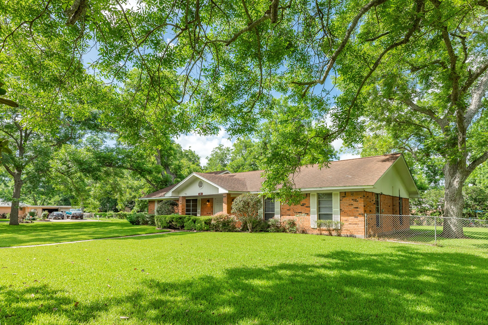 120 Southern Oaks Drive Property Photo 3