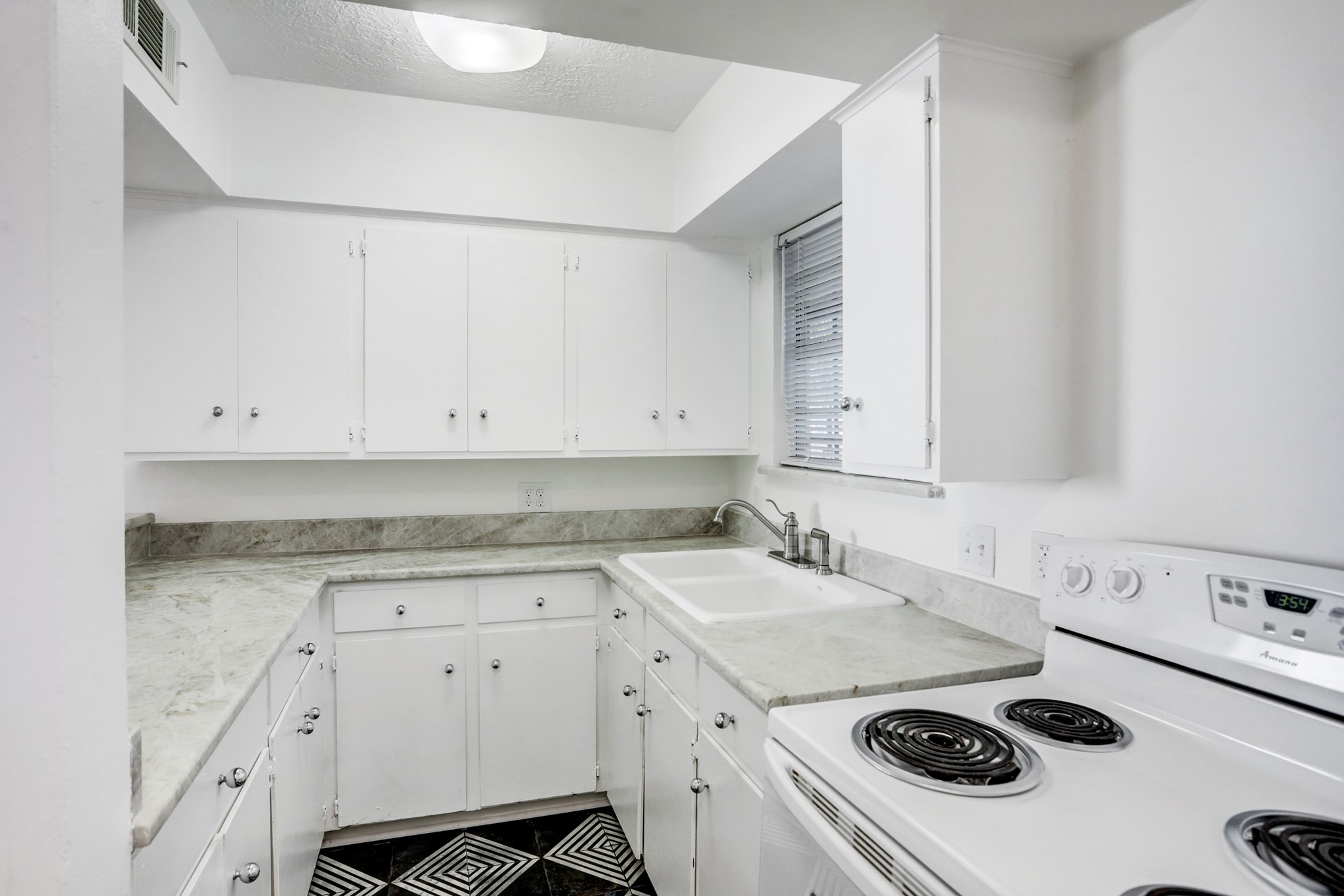 606 Enid Street 1/2a Property Photo 9