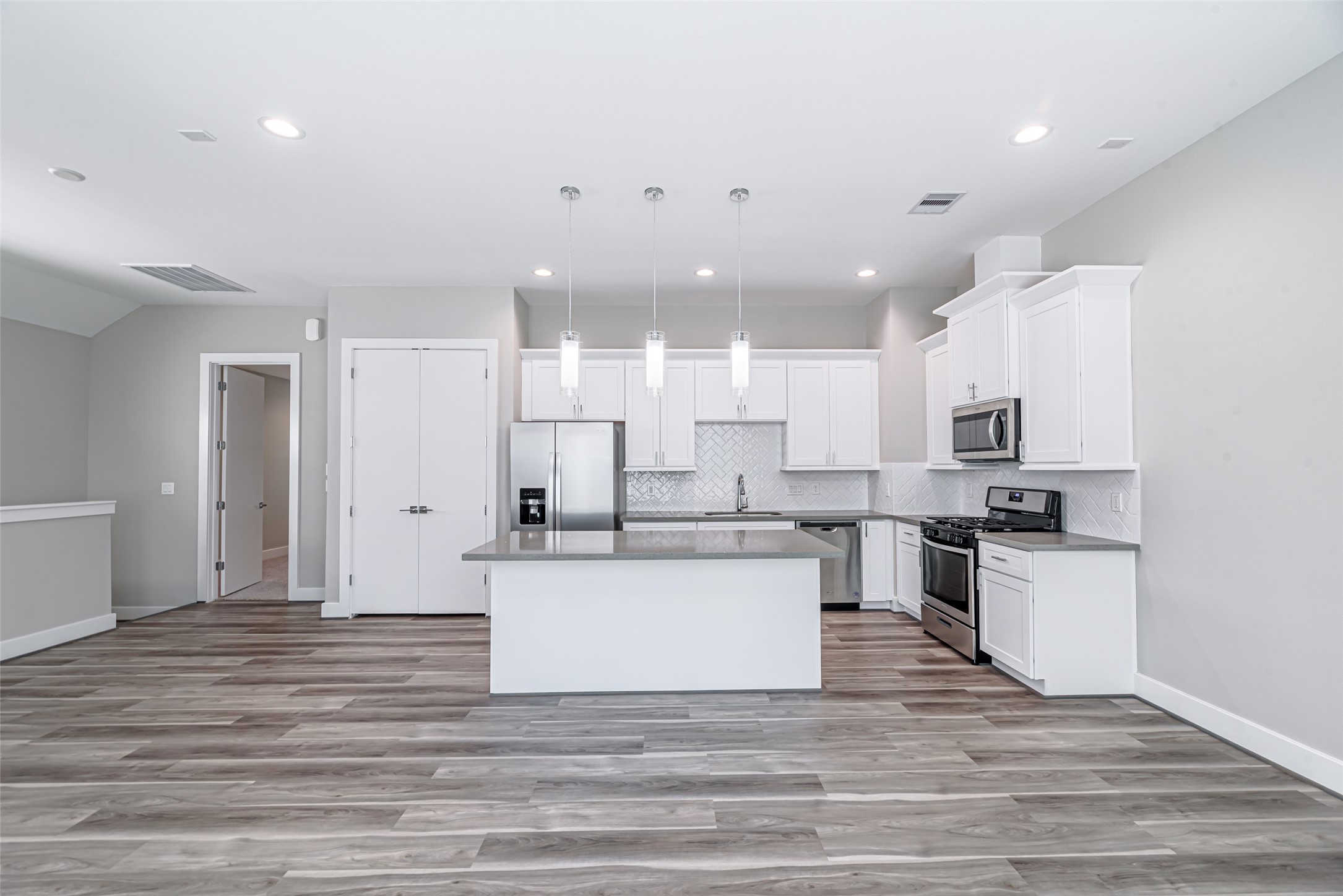 240 Julia Street D Property Photo 9