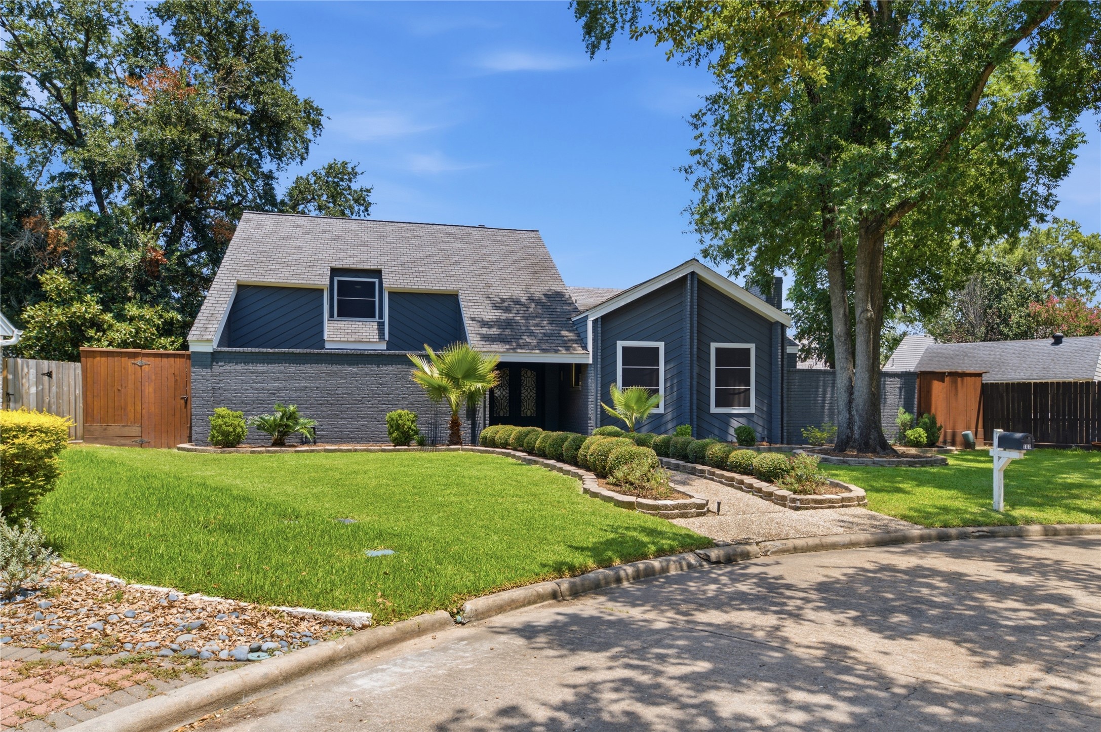 703 Queensmill Court Property Photo 6