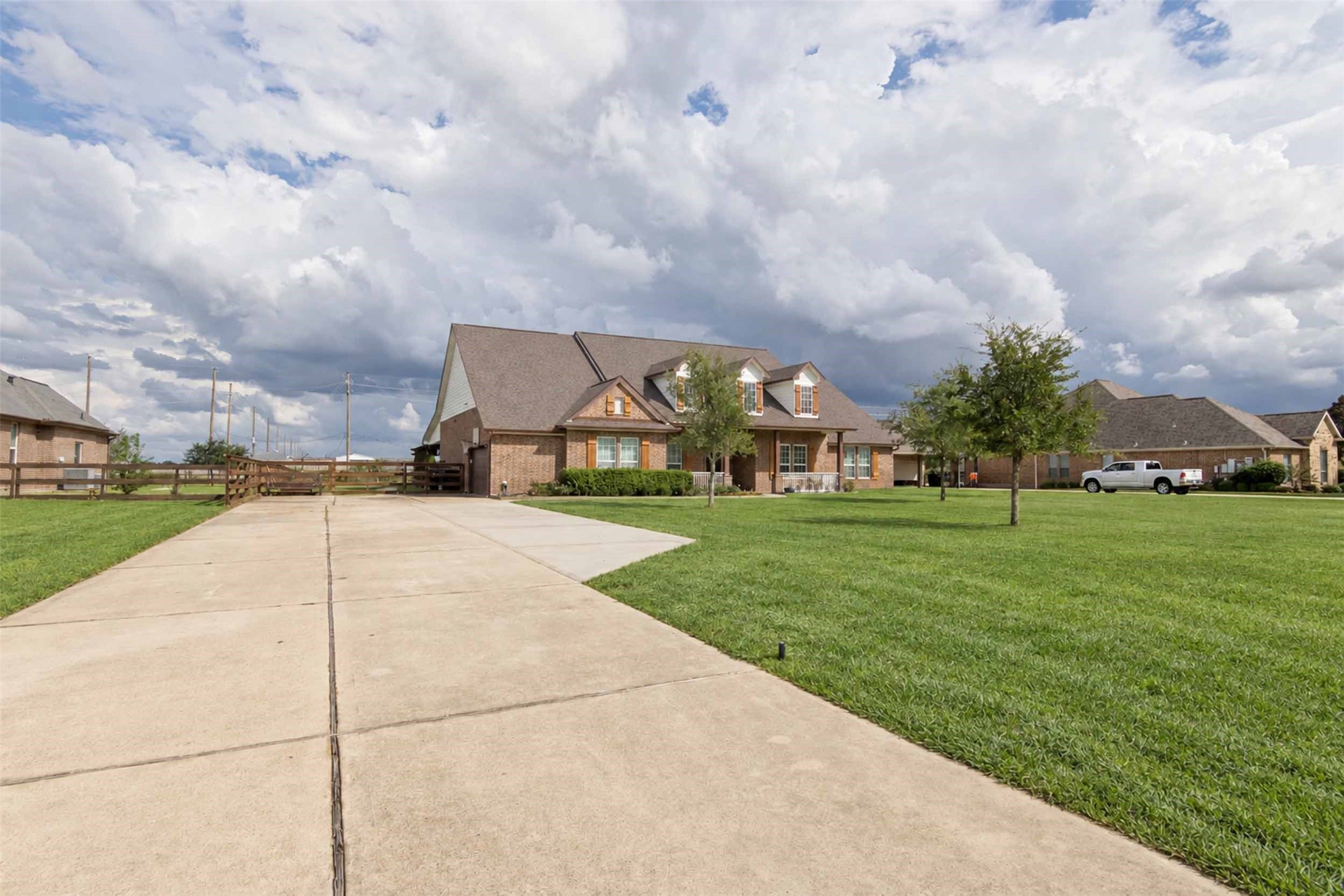 4630 Shadow Grass Dr Property Photo 3