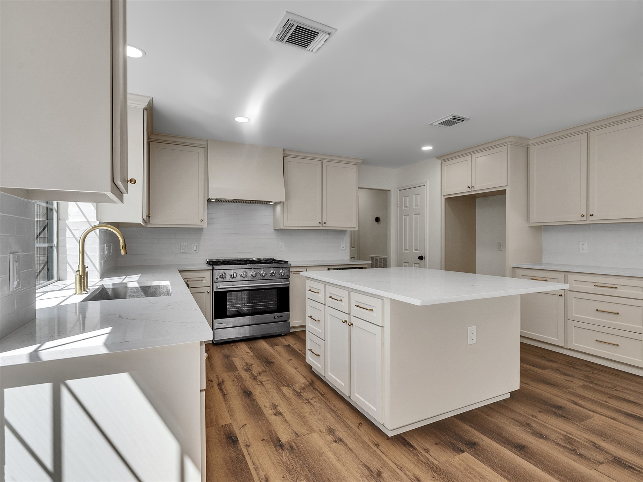 2109 Bay Hill Drive Property Photo 8