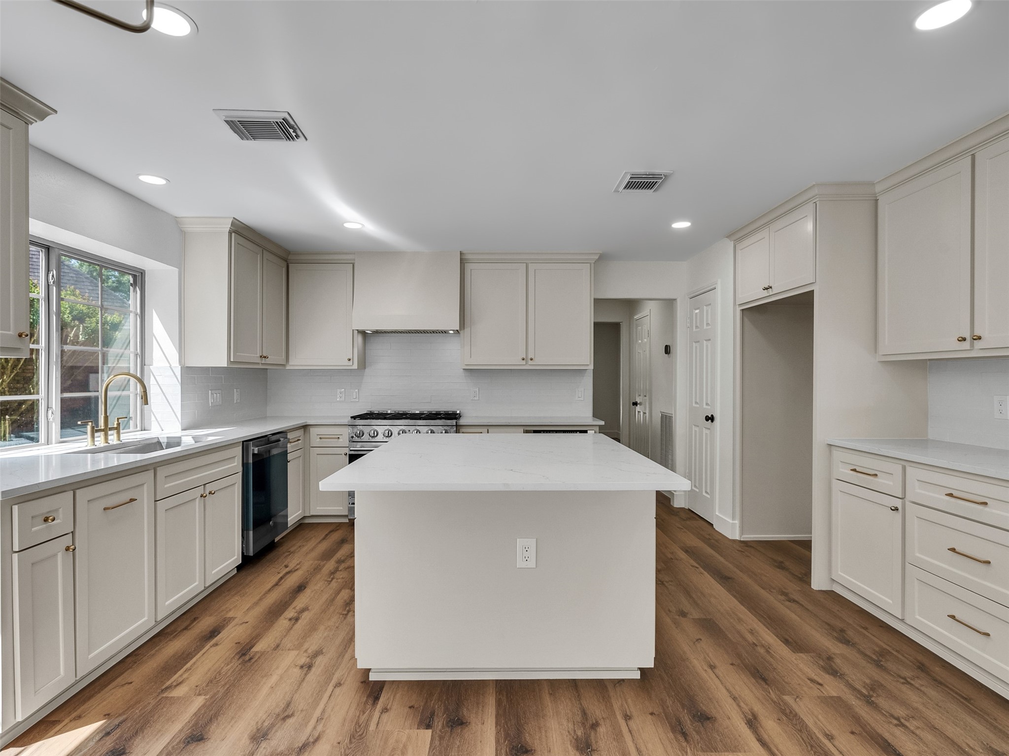2109 Bay Hill Drive Property Photo 10