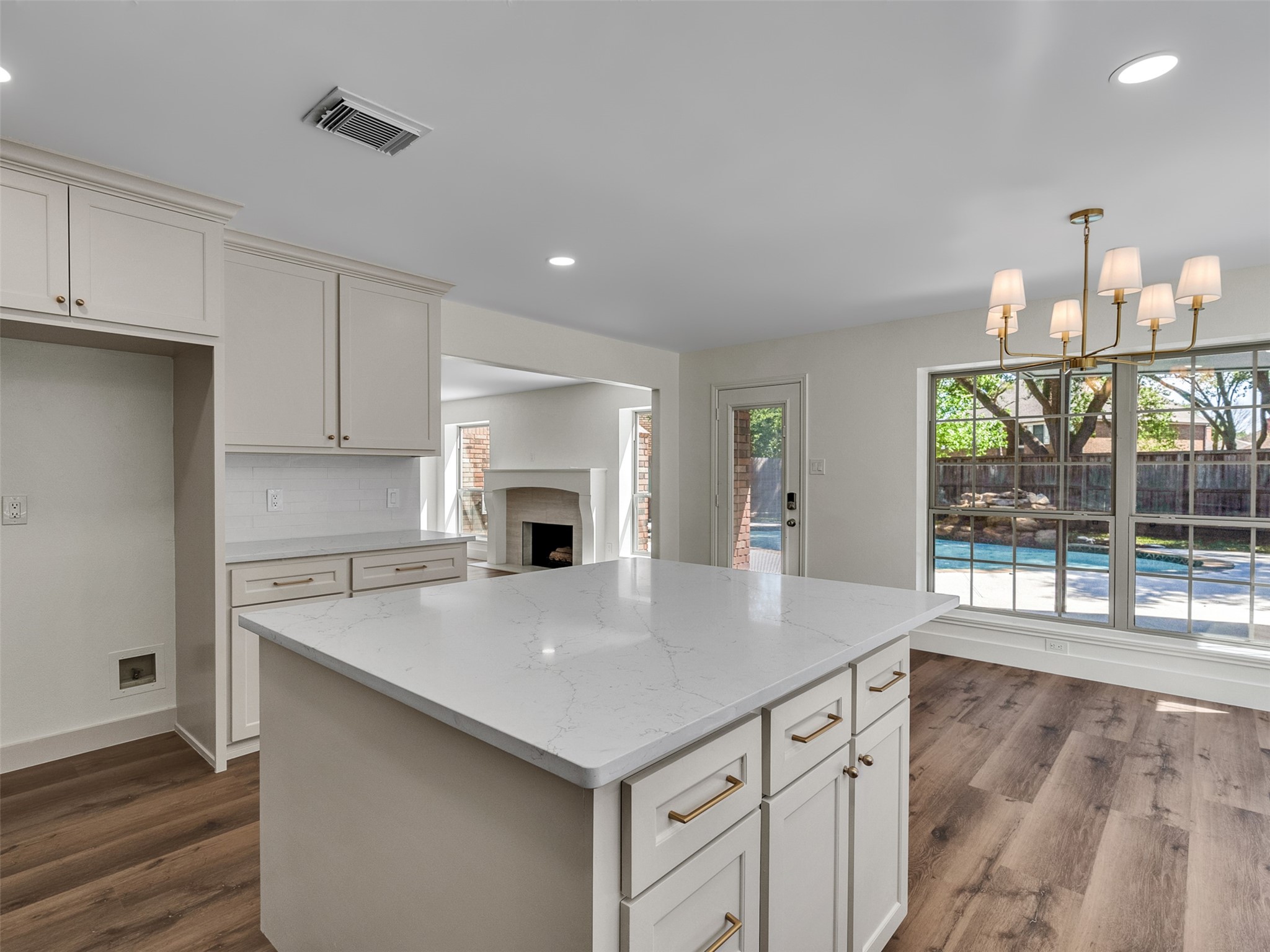 2109 Bay Hill Drive Property Photo 11