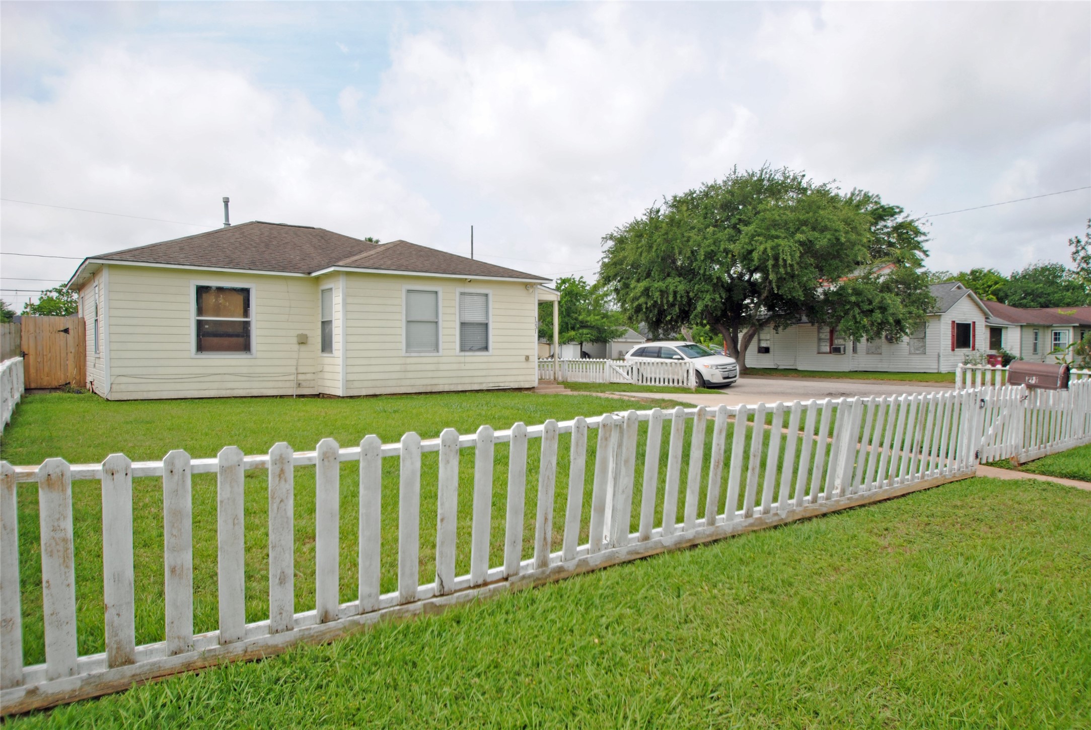 1231 W 7th Street Property Photo 2