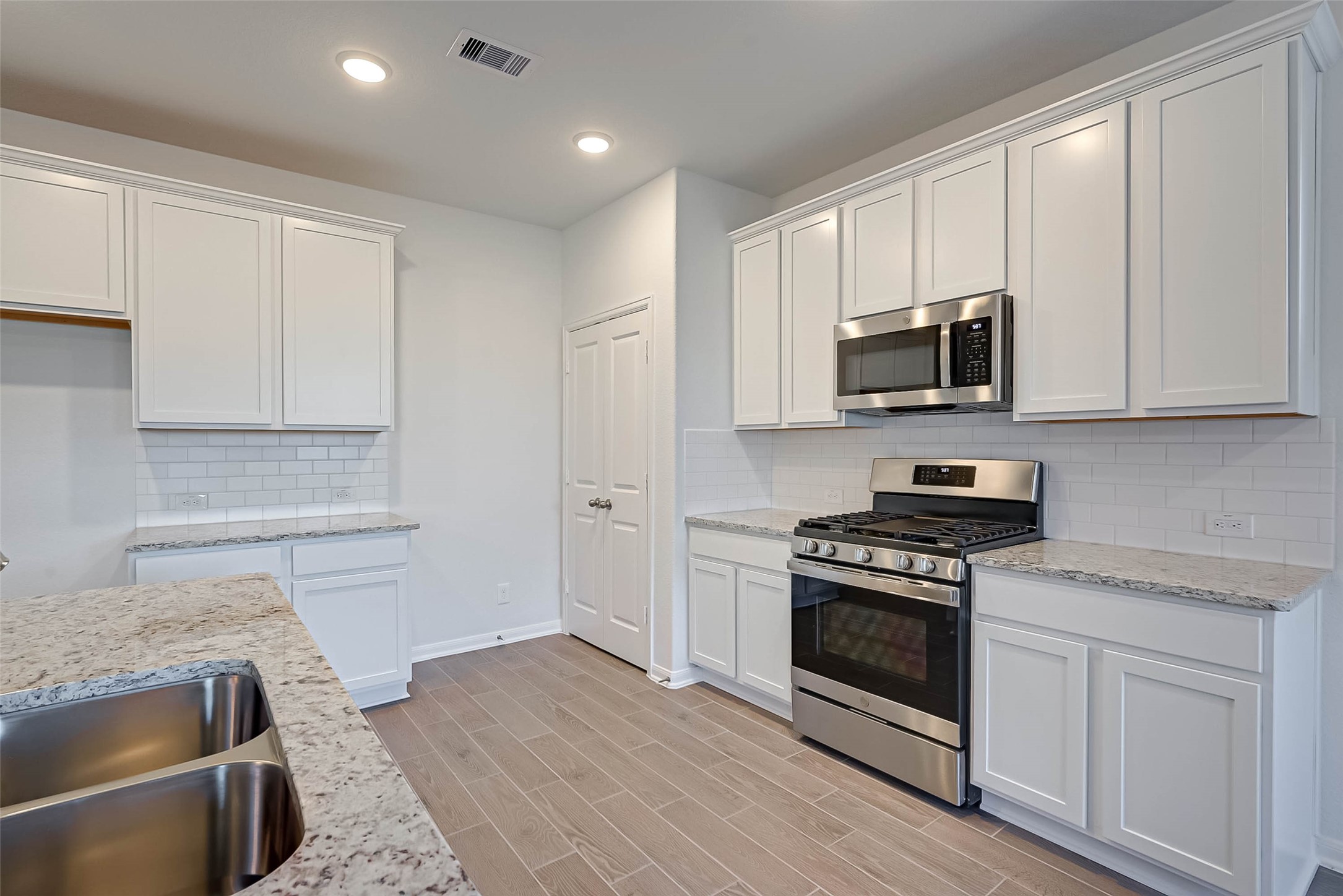 939 Summer Village Way Property Photo 15