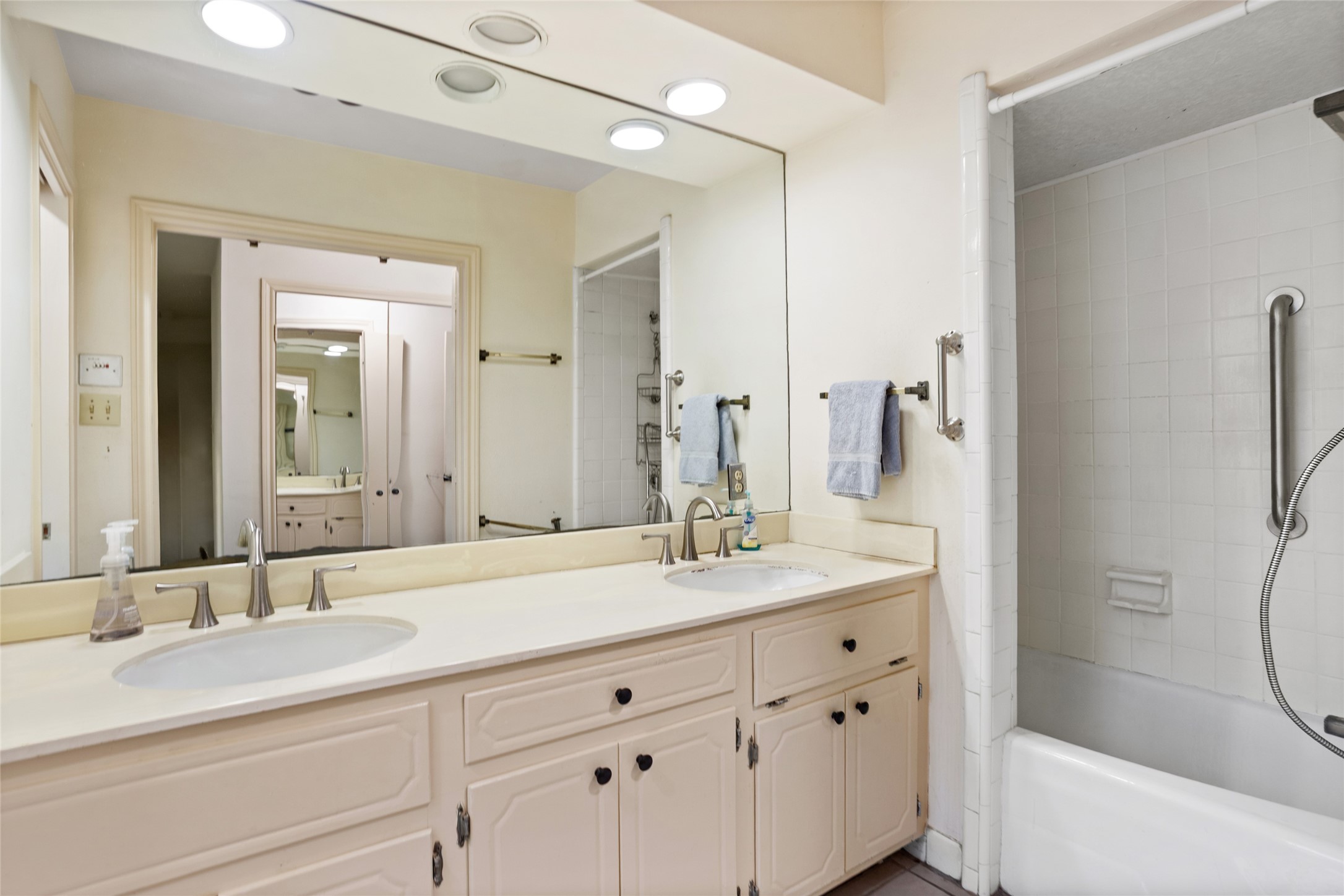 1216 Oak Hollow Drive Property Photo 22