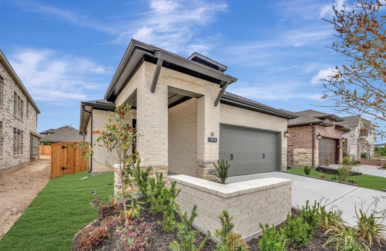 11214 Apricot Sulphur Drive Property Photo 2