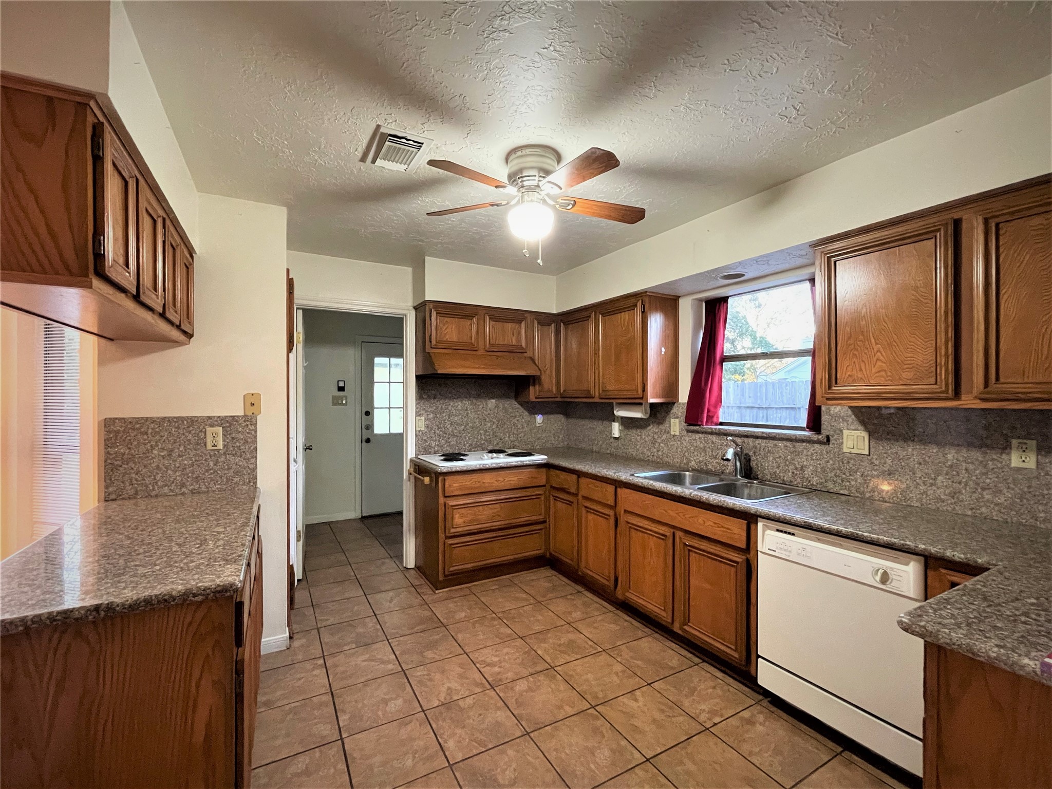 15414 Woodhorn Drive Property Photo 9