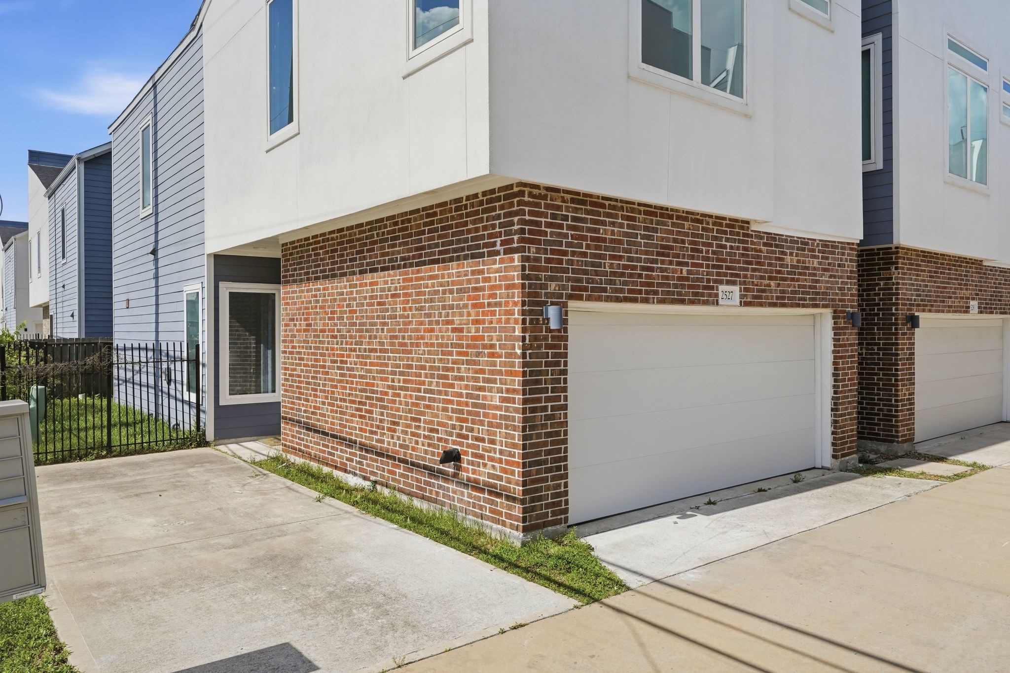 2527 Hollister Street Property Photo 1