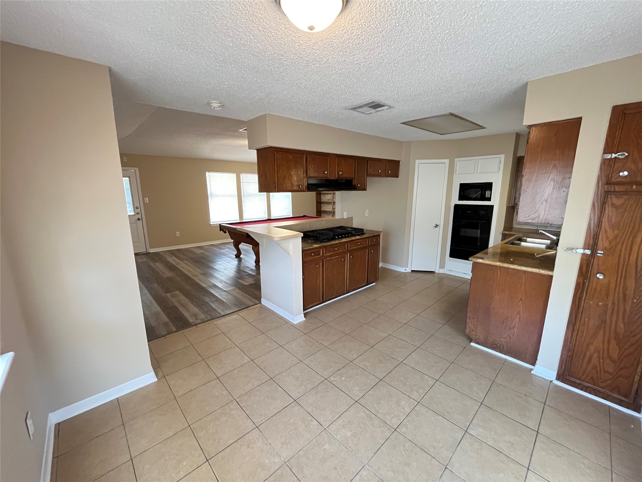 6902 Feather Creek Drive Property Photo 4
