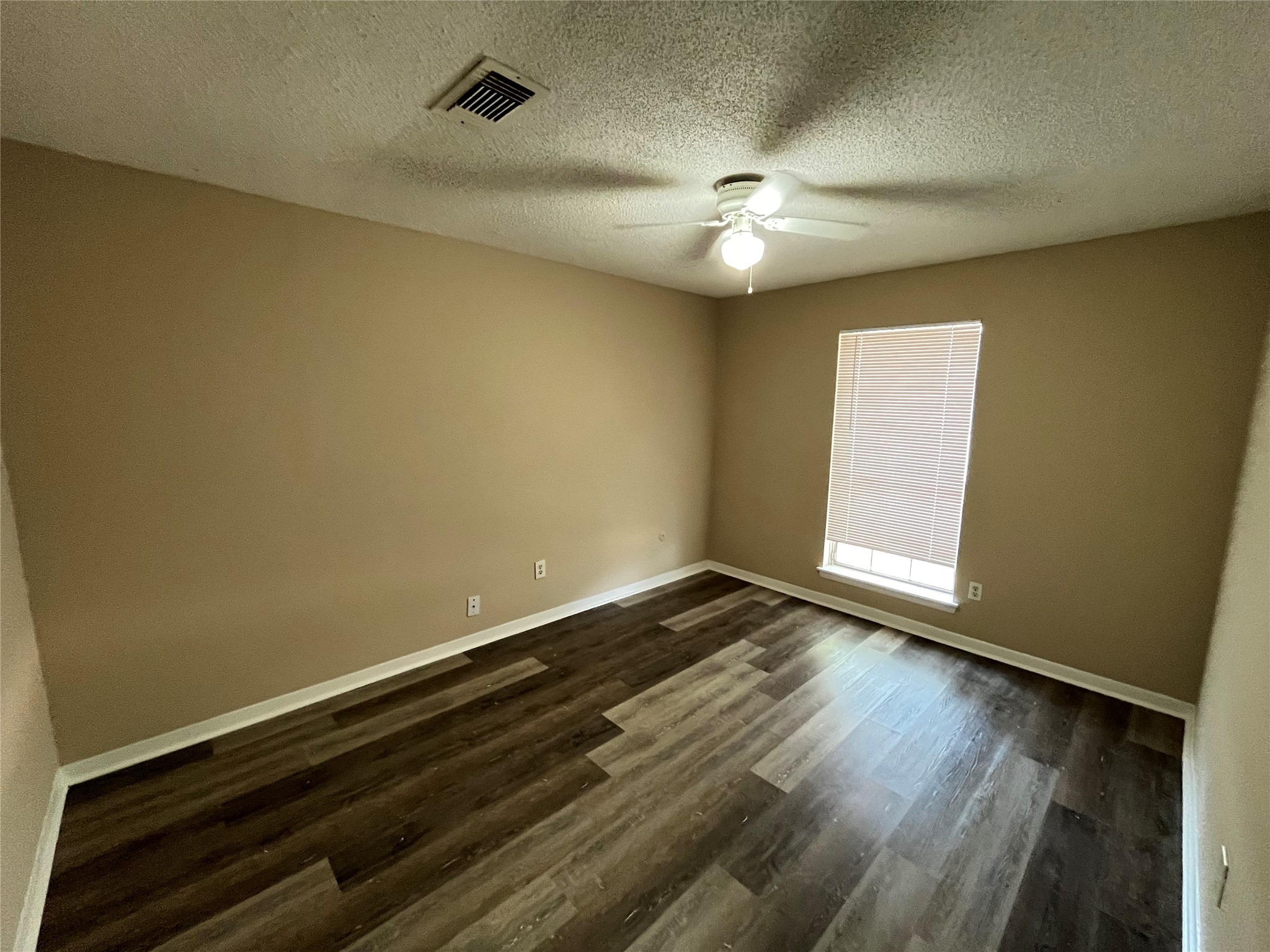 6902 Feather Creek Drive Property Photo 6