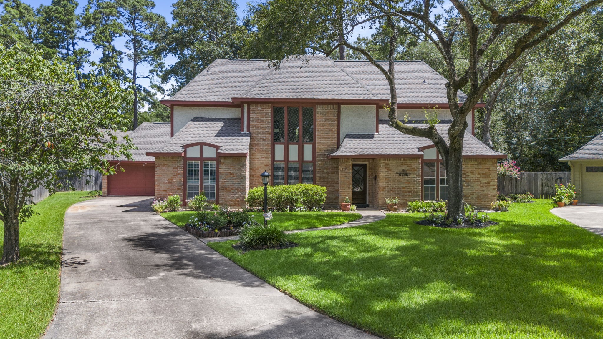 8206 Colonial Oaks Lane Property Photo 3