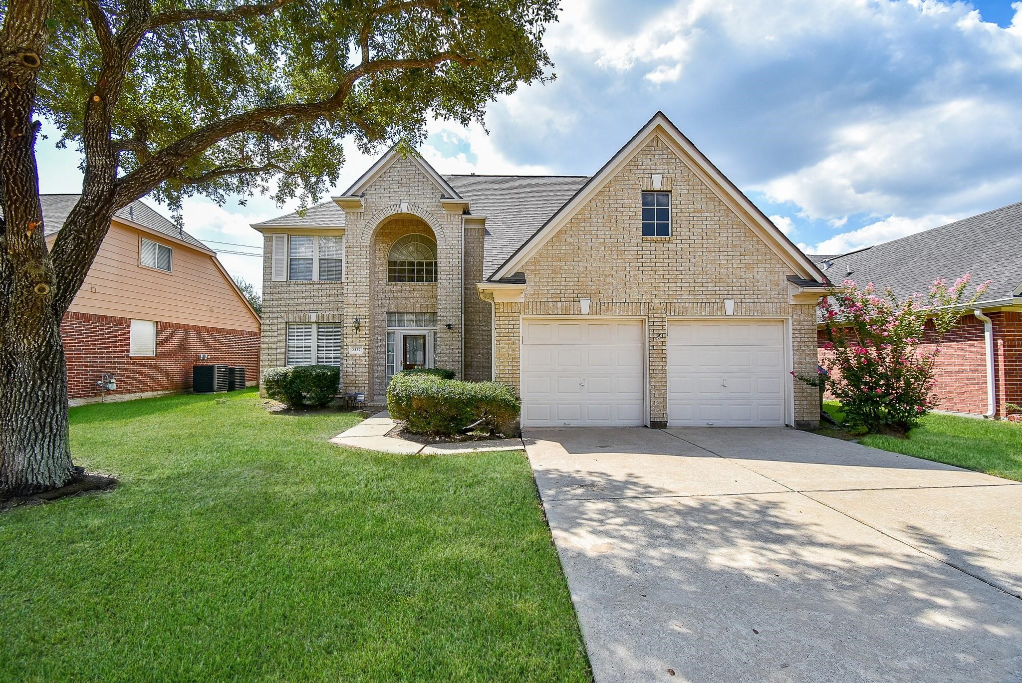 2327 Parkhaven Drive Property Photo 2