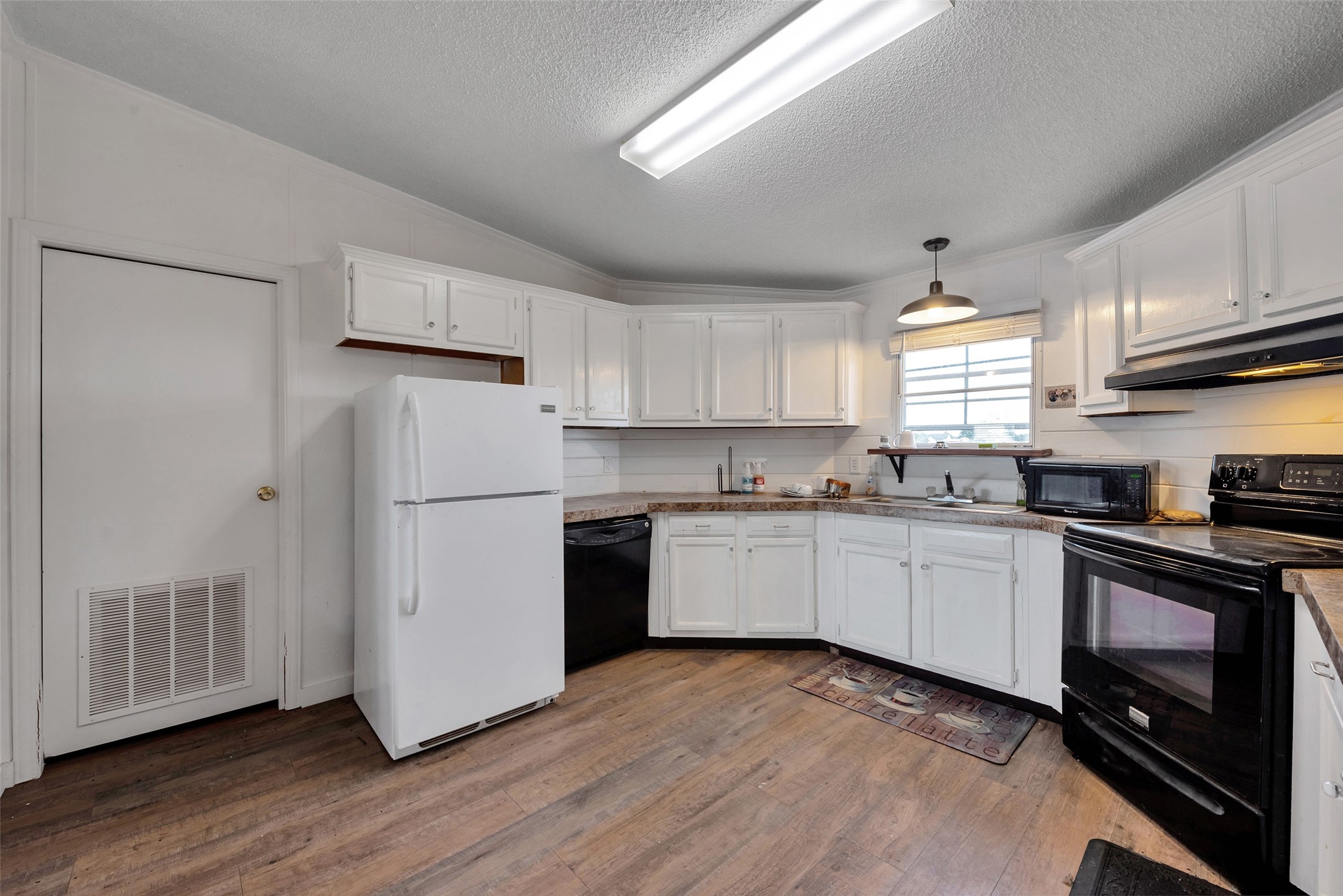 2218 Hintz Road Property Photo 17