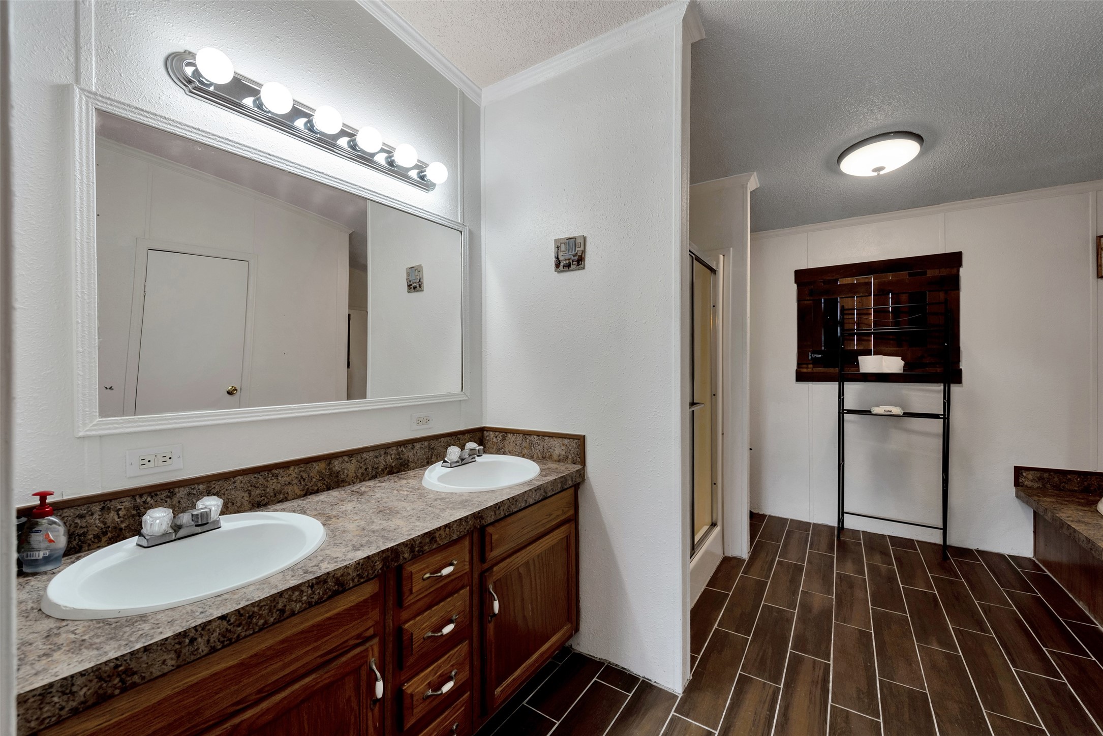 2218 Hintz Road Property Photo 23