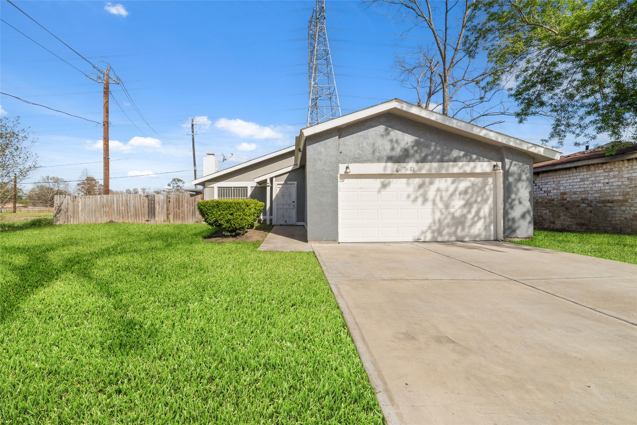 7627 Belle Park Dr Property Photo