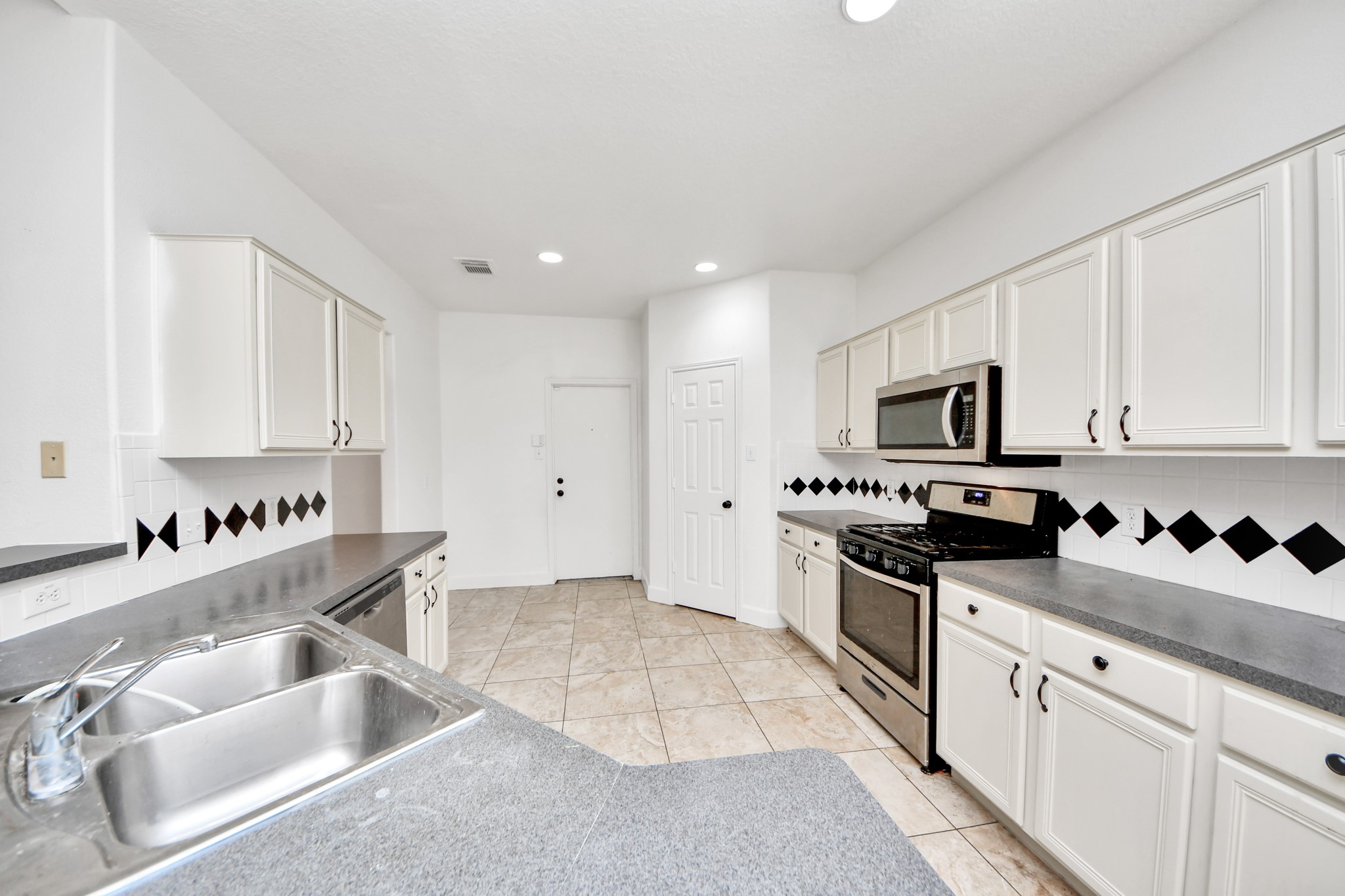 13515 Scarab Drive Property Photo 34