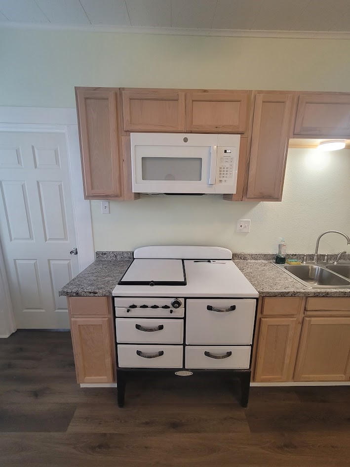 723 Sealy Street Property Photo 7