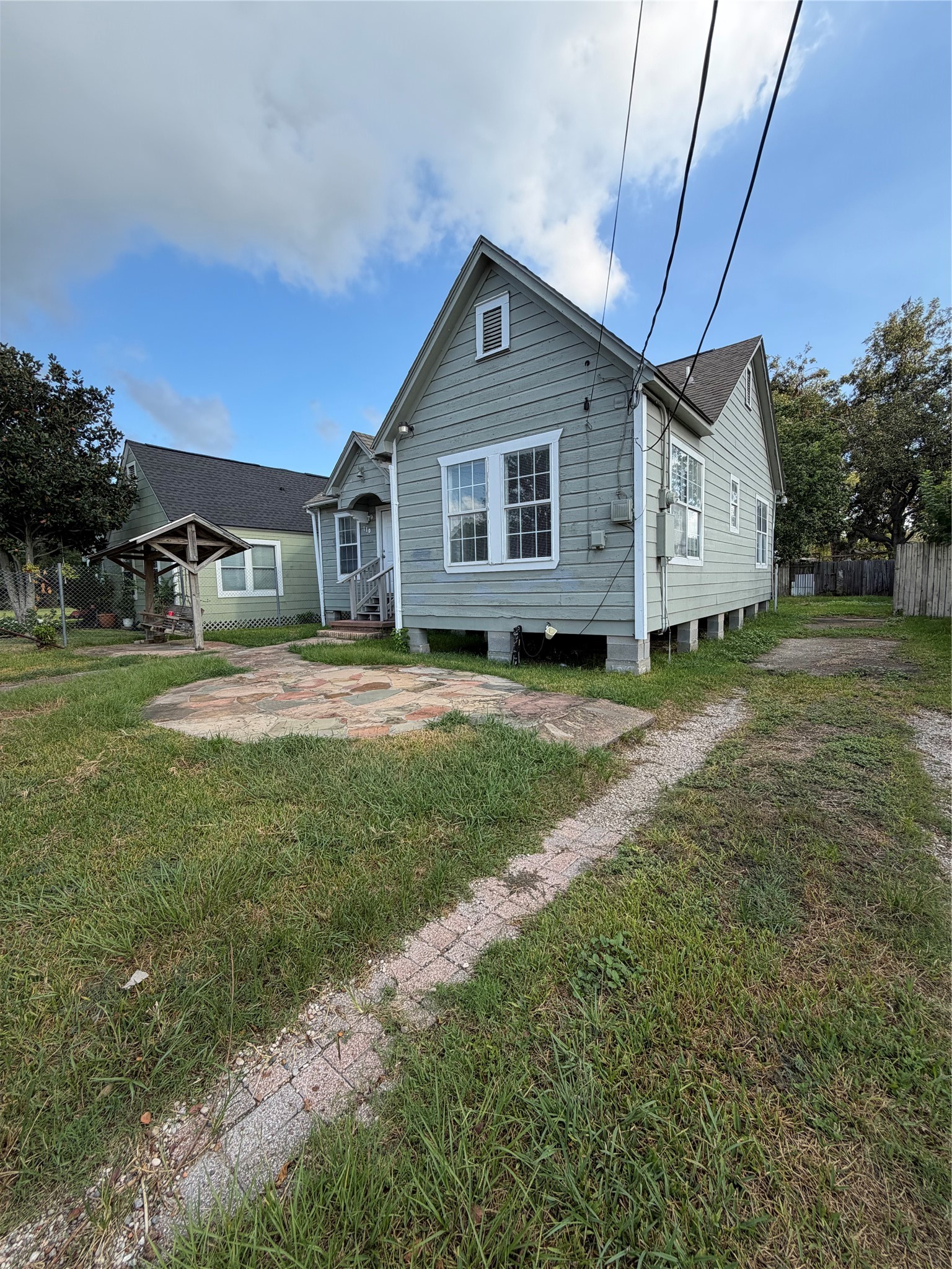 110 W Hunnicutt Street Property Photo 1
