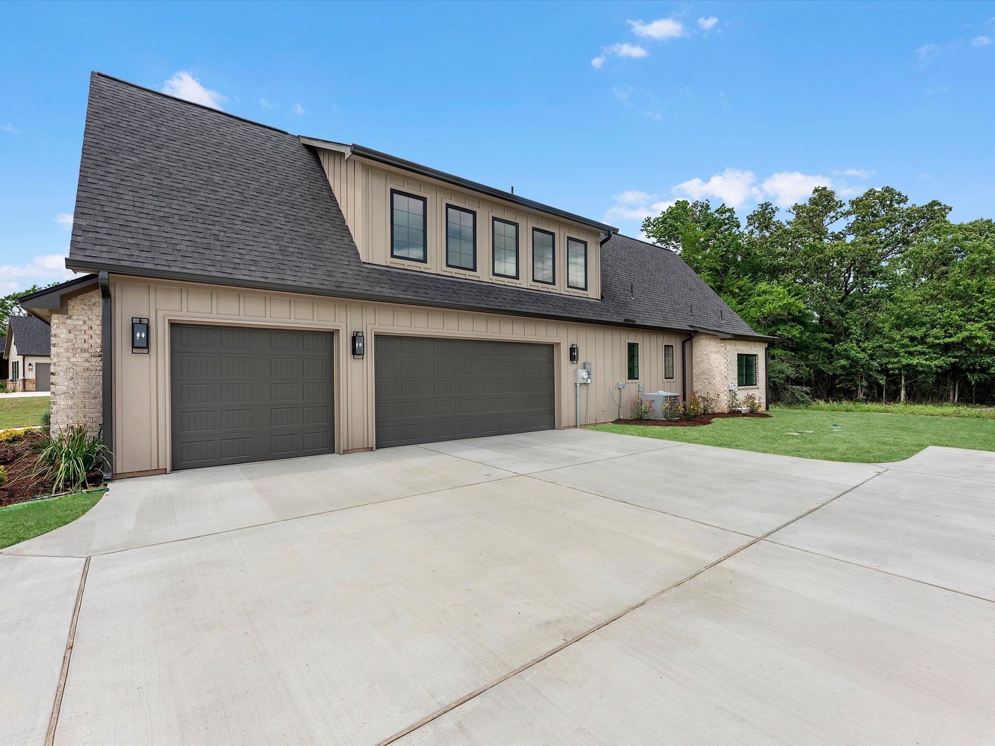 10039 Lakeside Oaks Dr Property Photo 3