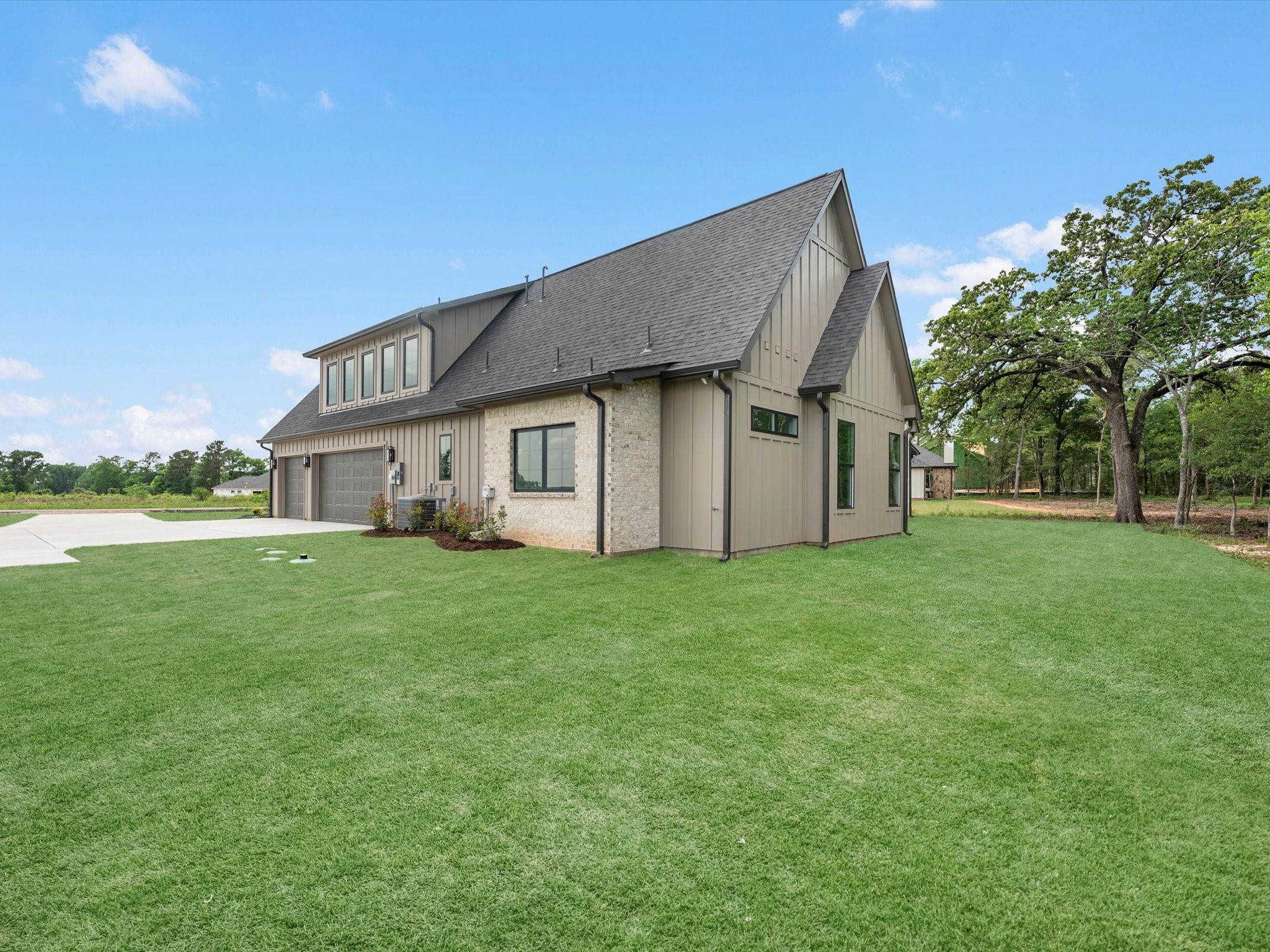 10039 Lakeside Oaks Dr Property Photo 4