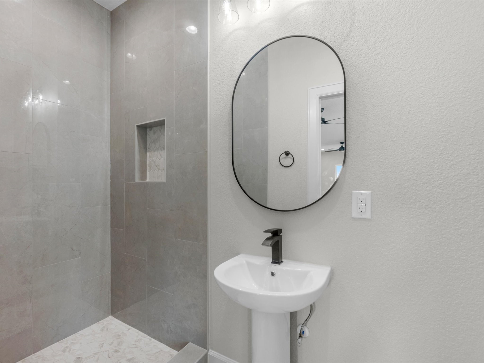 10039 Lakeside Oaks Dr Property Photo 35