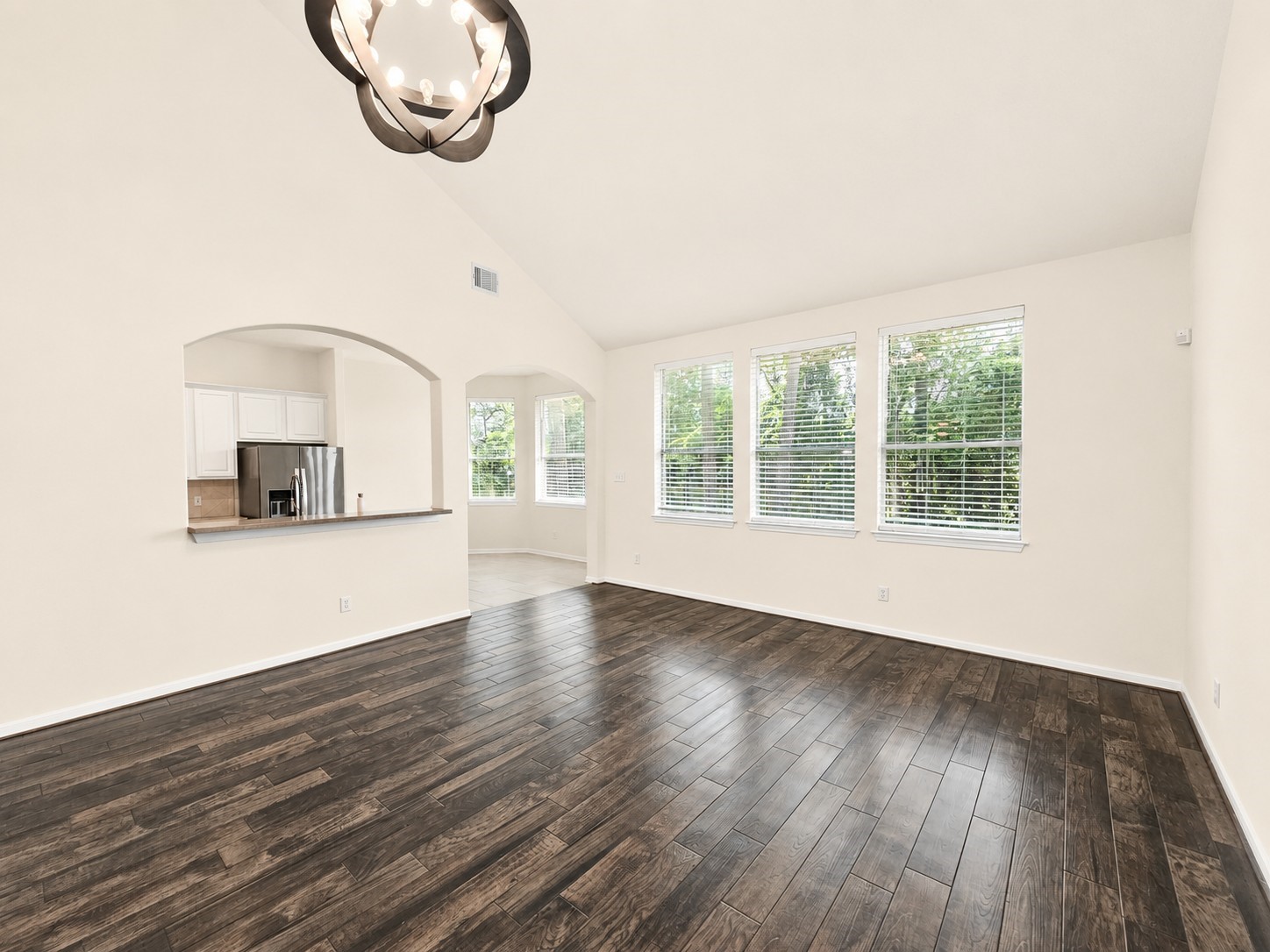 98 W Knightsbridge Drive Property Photo 6