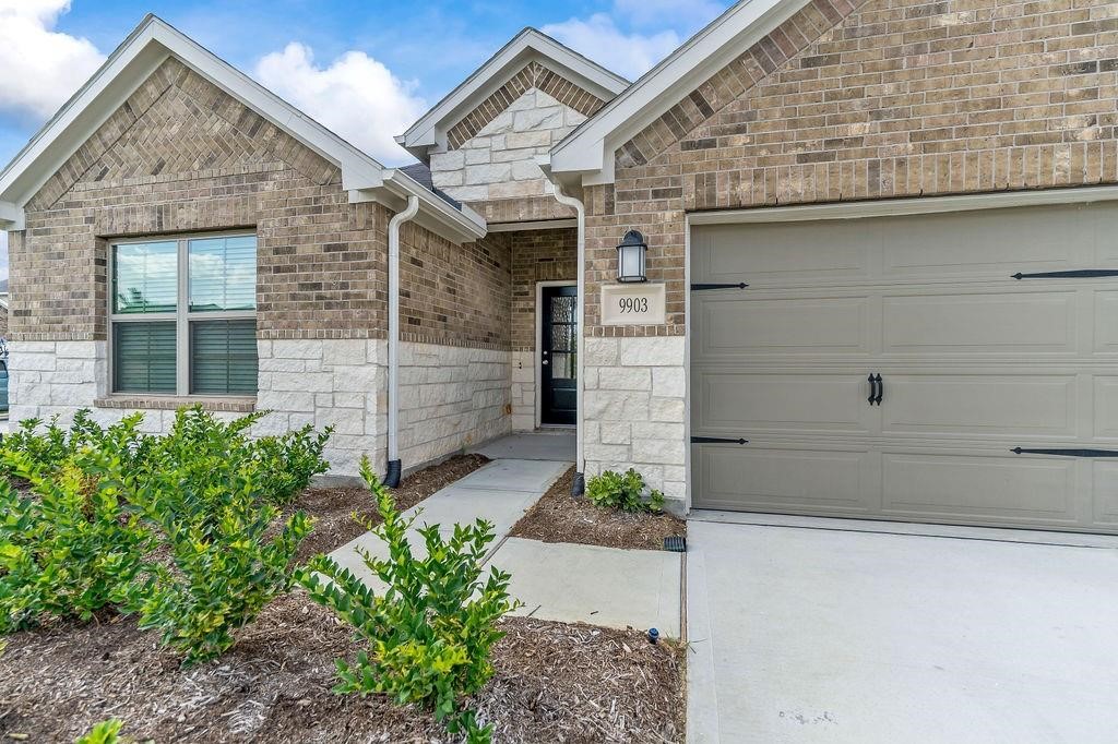 9903 Silverling Court Property Photo 3