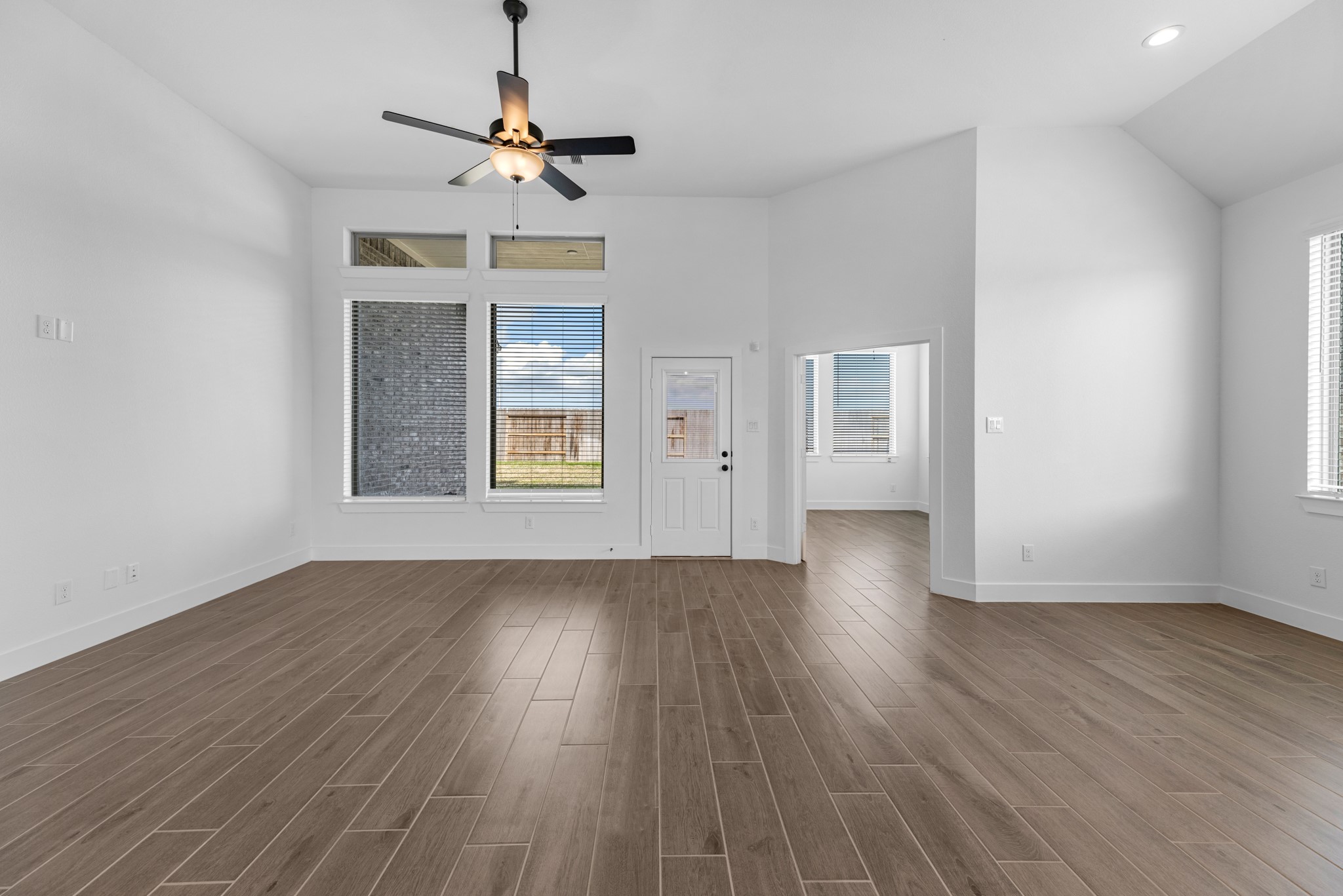 2904 Lago Costa Drive Property Photo 15