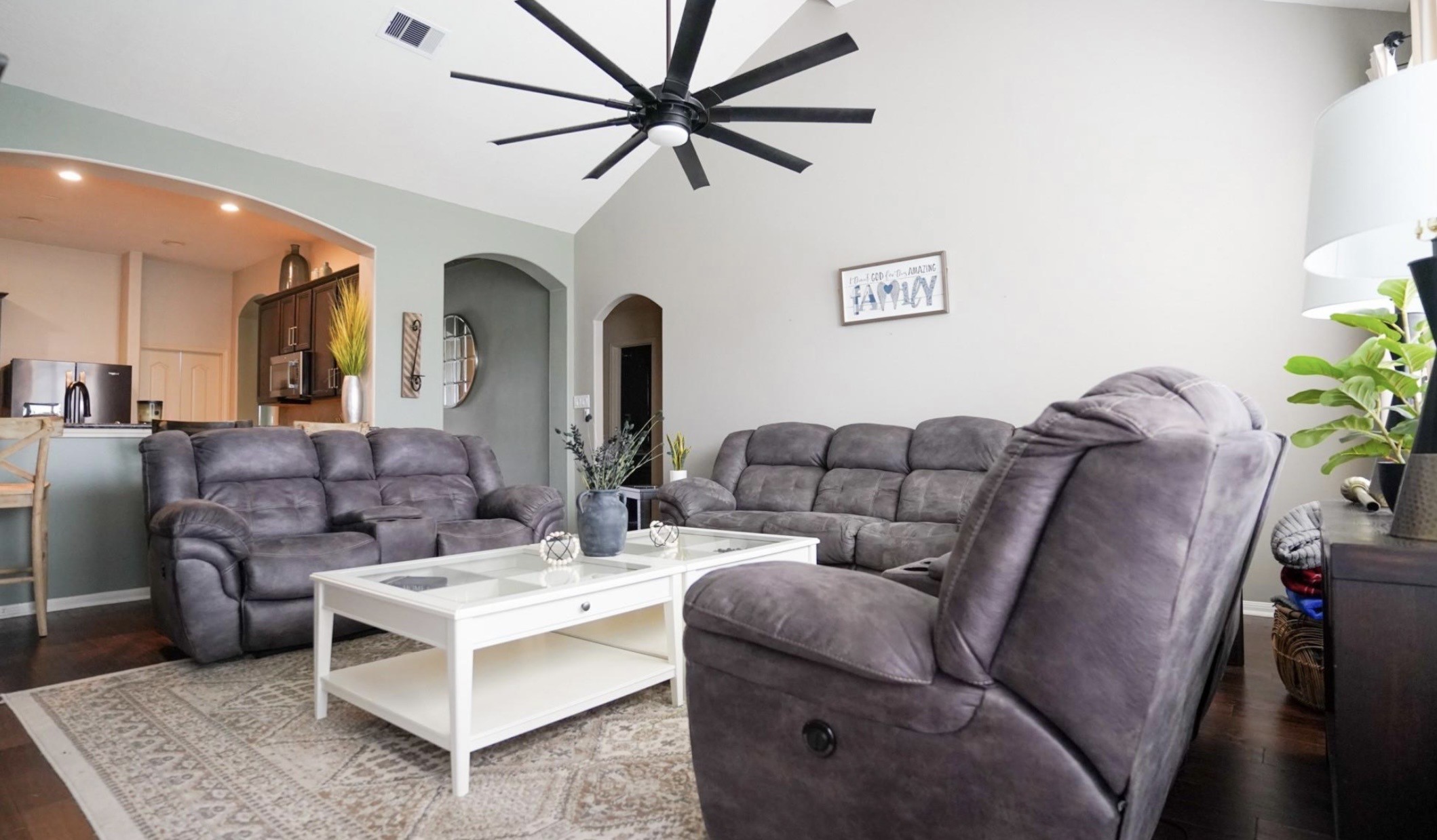 2109 Mooncrest Drive Property Photo 2